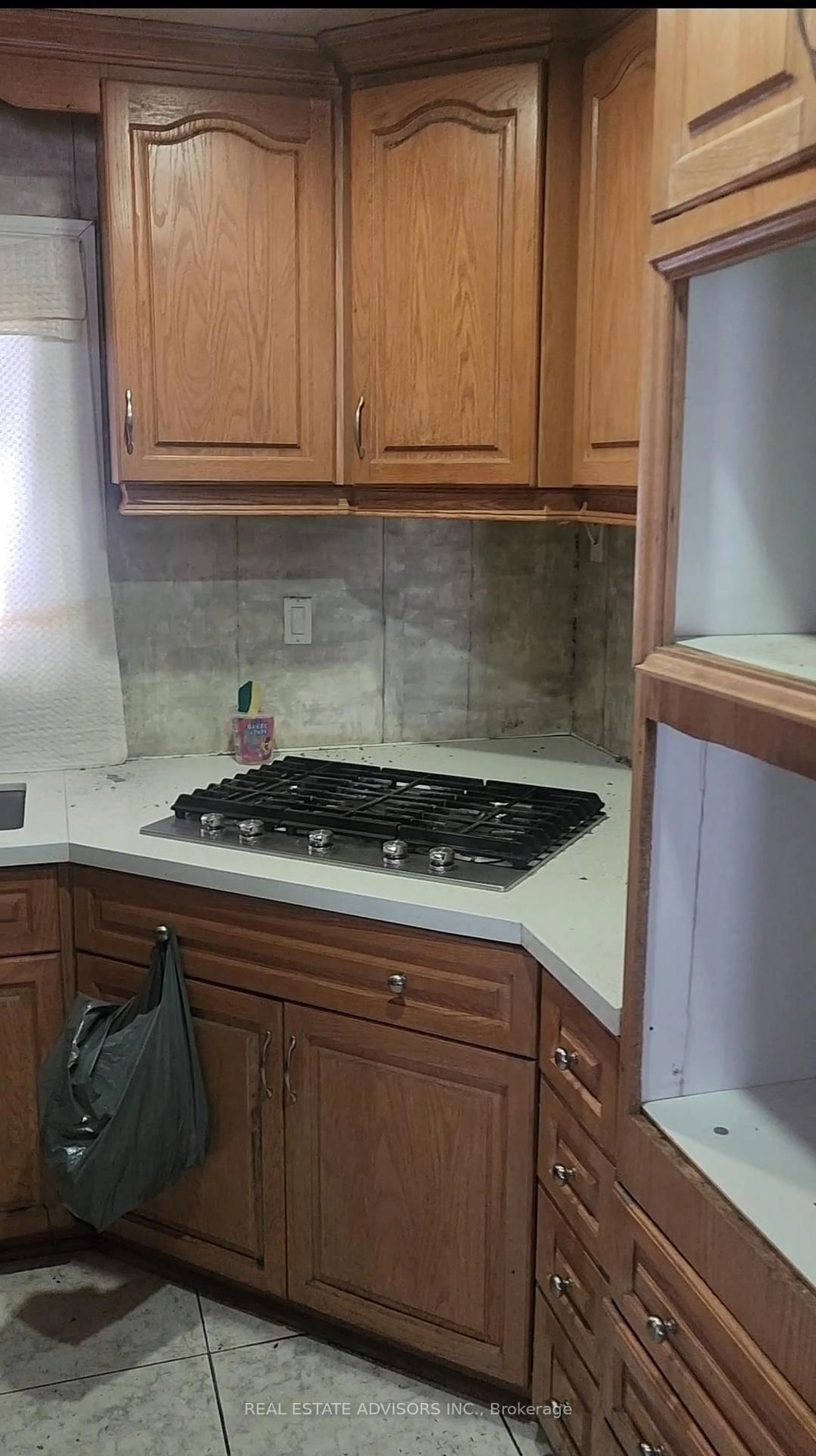 Standard kitchen, ceramic/tile floor for 19 Horseshoe Crt, Brampton Ontario L6S 1S1