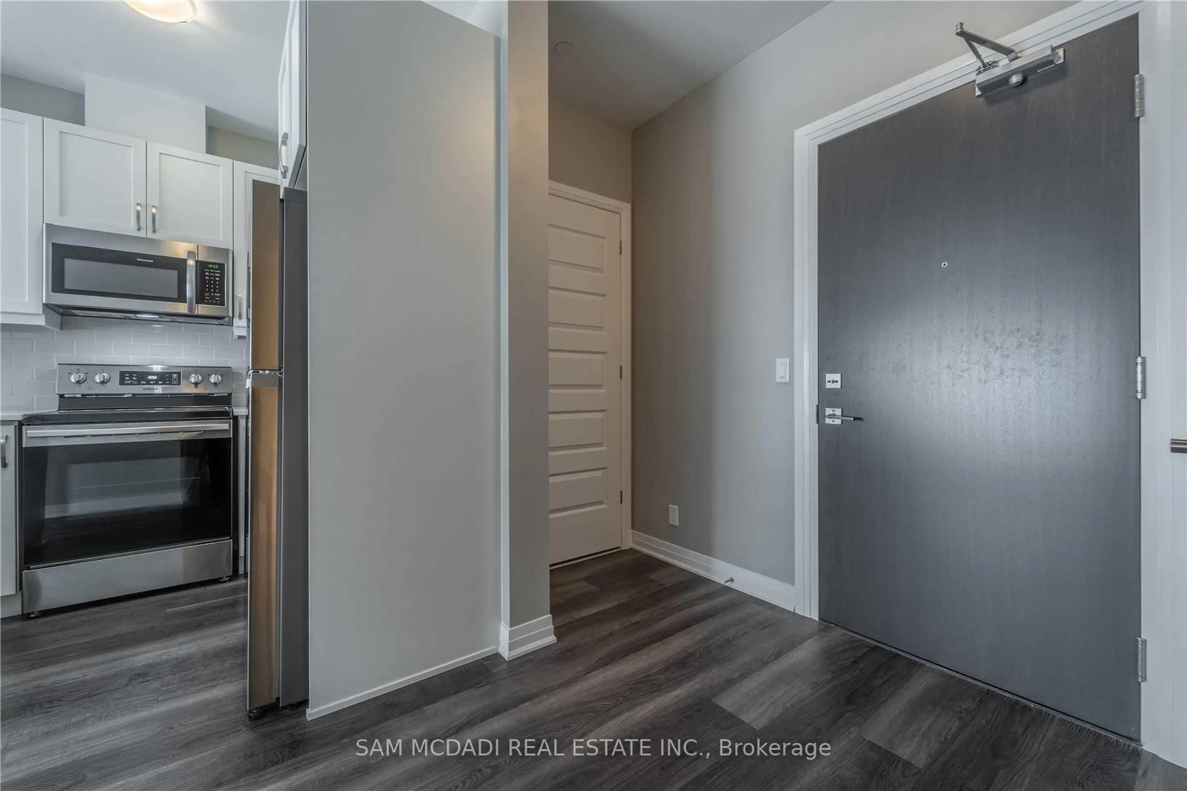 Indoor entryway for 102 Grovewood Common Cres #319, Oakville Ontario L6H 0X3