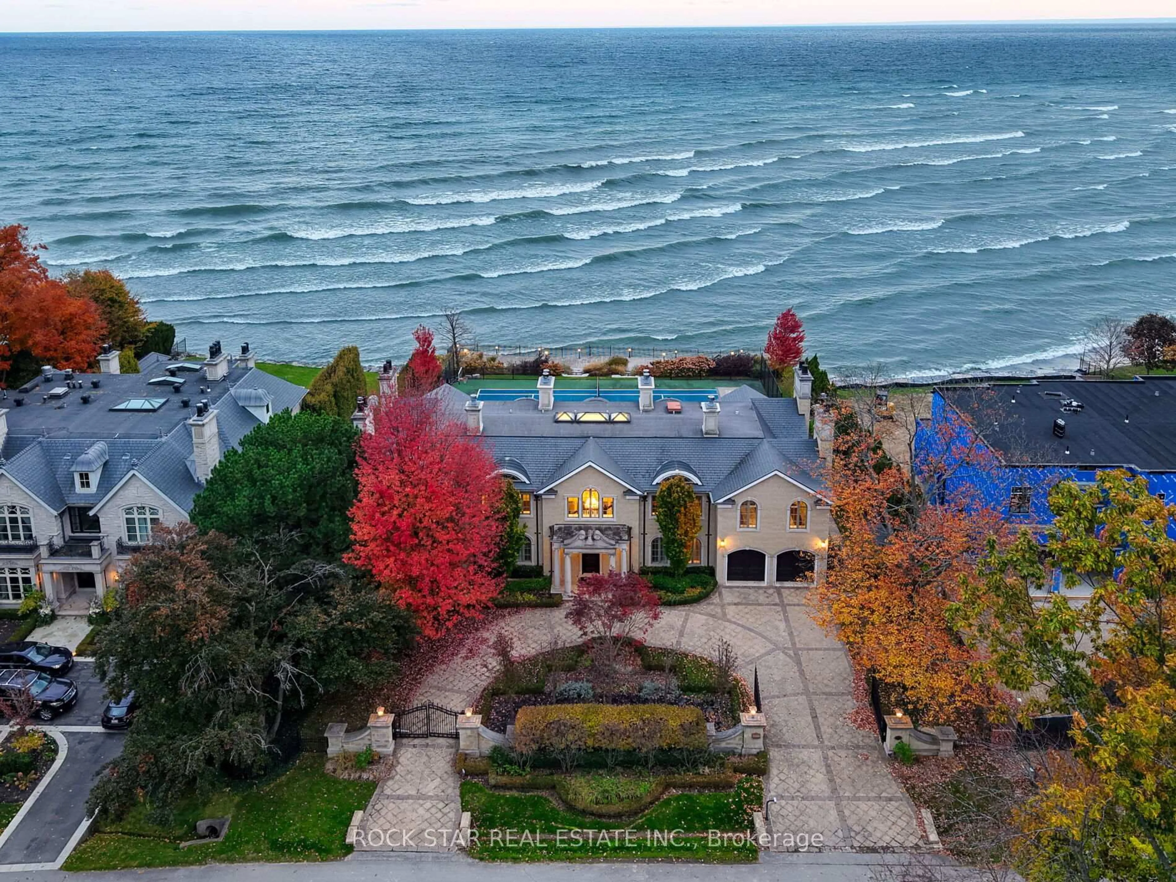 A pic from outside/outdoor area/front of a property/back of a property/a pic from drone, water/lake/river/ocean view for 1092 Argyle Dr, Oakville Ontario L6J 1A7