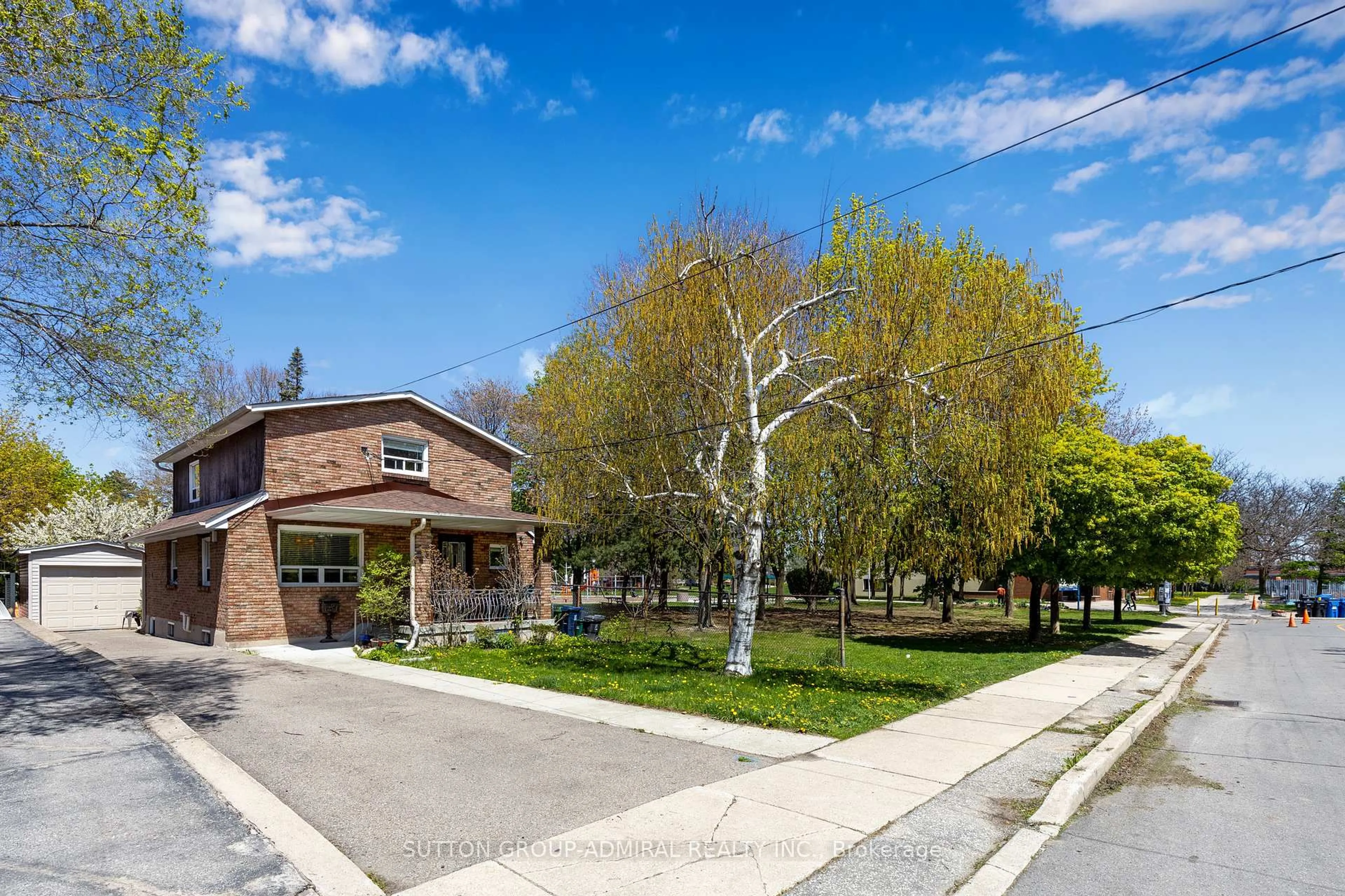 Patio, street for 1052 Glengrove Ave, Toronto Ontario M6B 2K2
