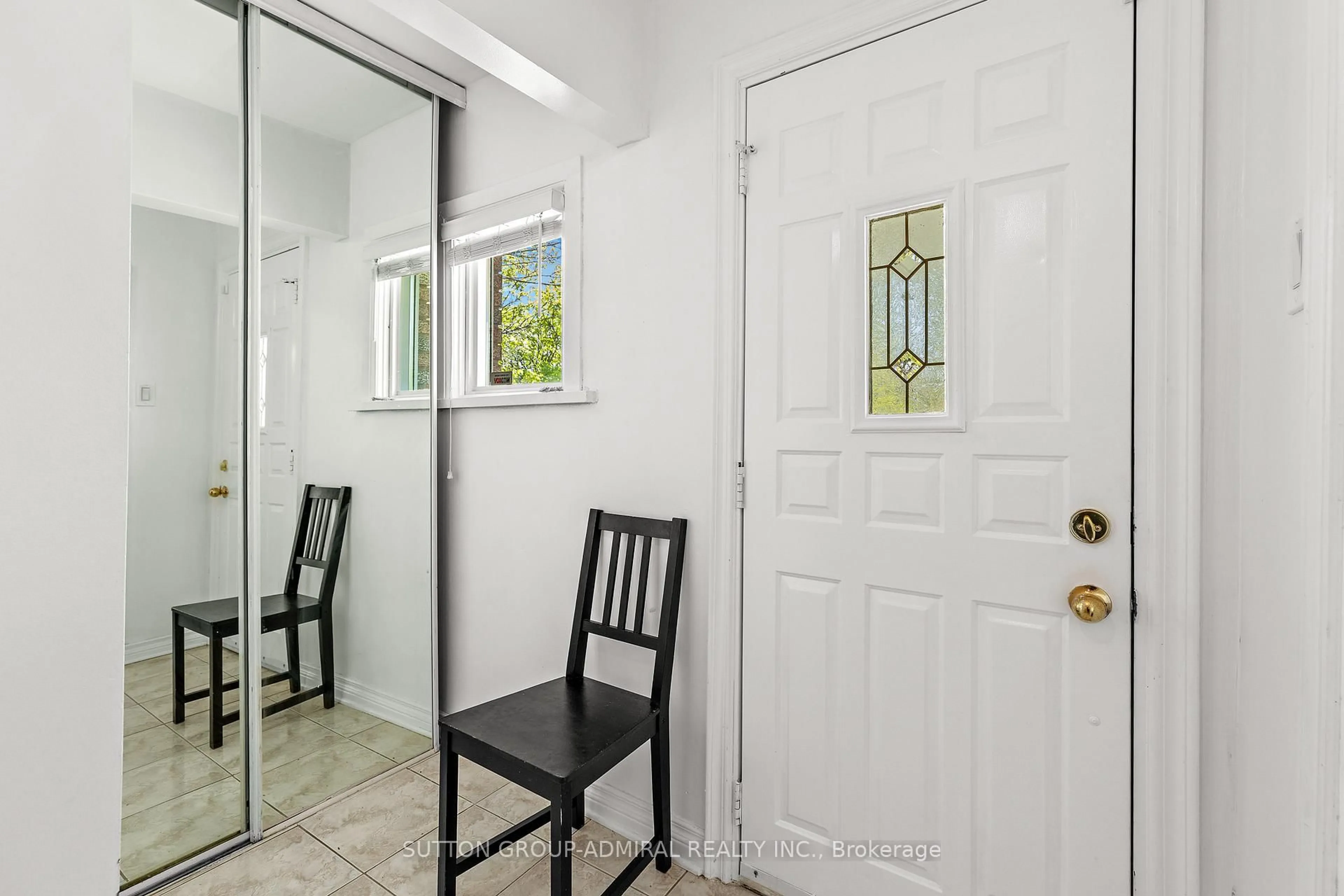 Indoor entryway for 1052 Glengrove Ave, Toronto Ontario M6B 2K2