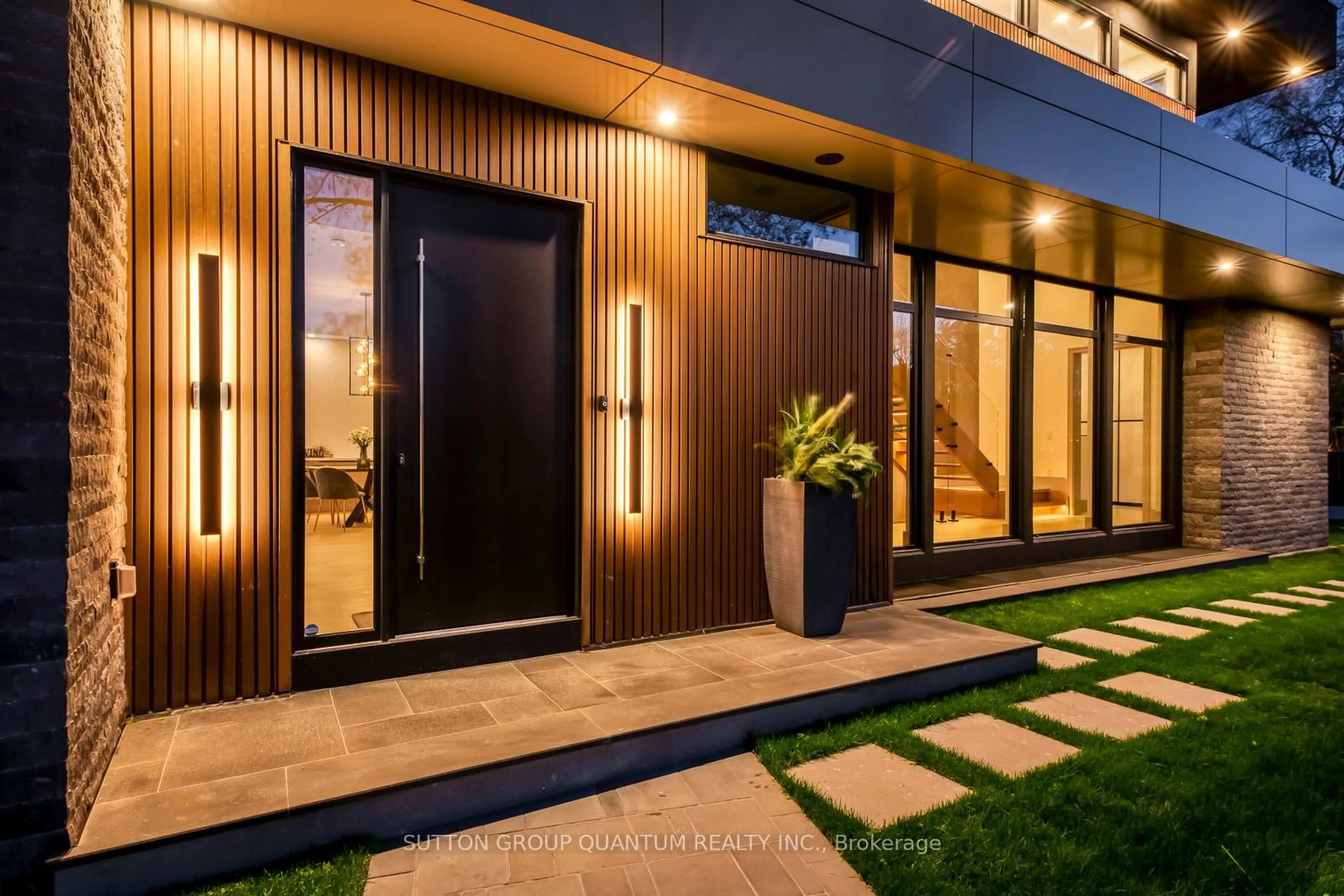 Indoor entryway for 1430 Hixon St, Oakville Ontario L6L 1S1