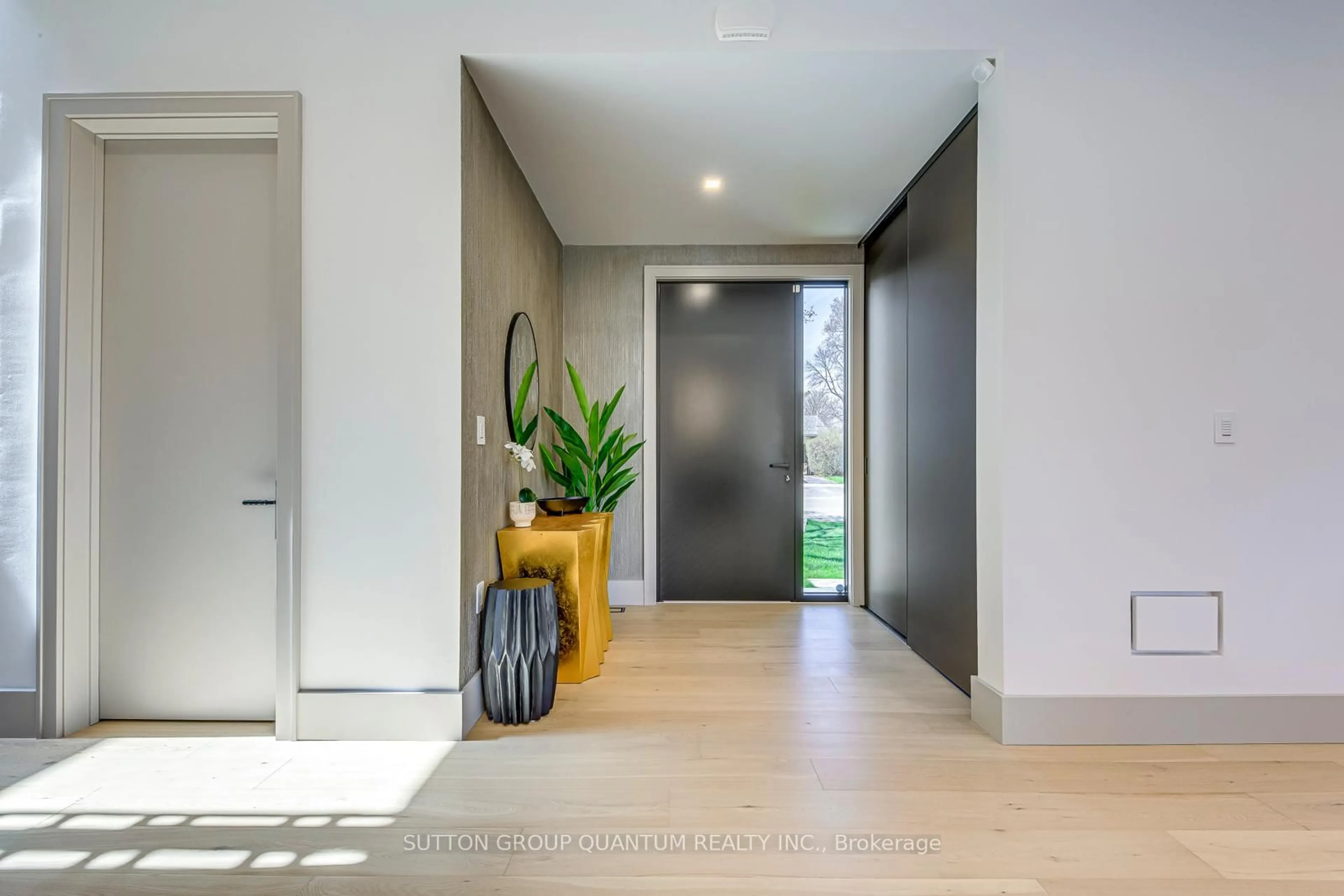 Indoor entryway for 1430 Hixon St, Oakville Ontario L6L 1S1