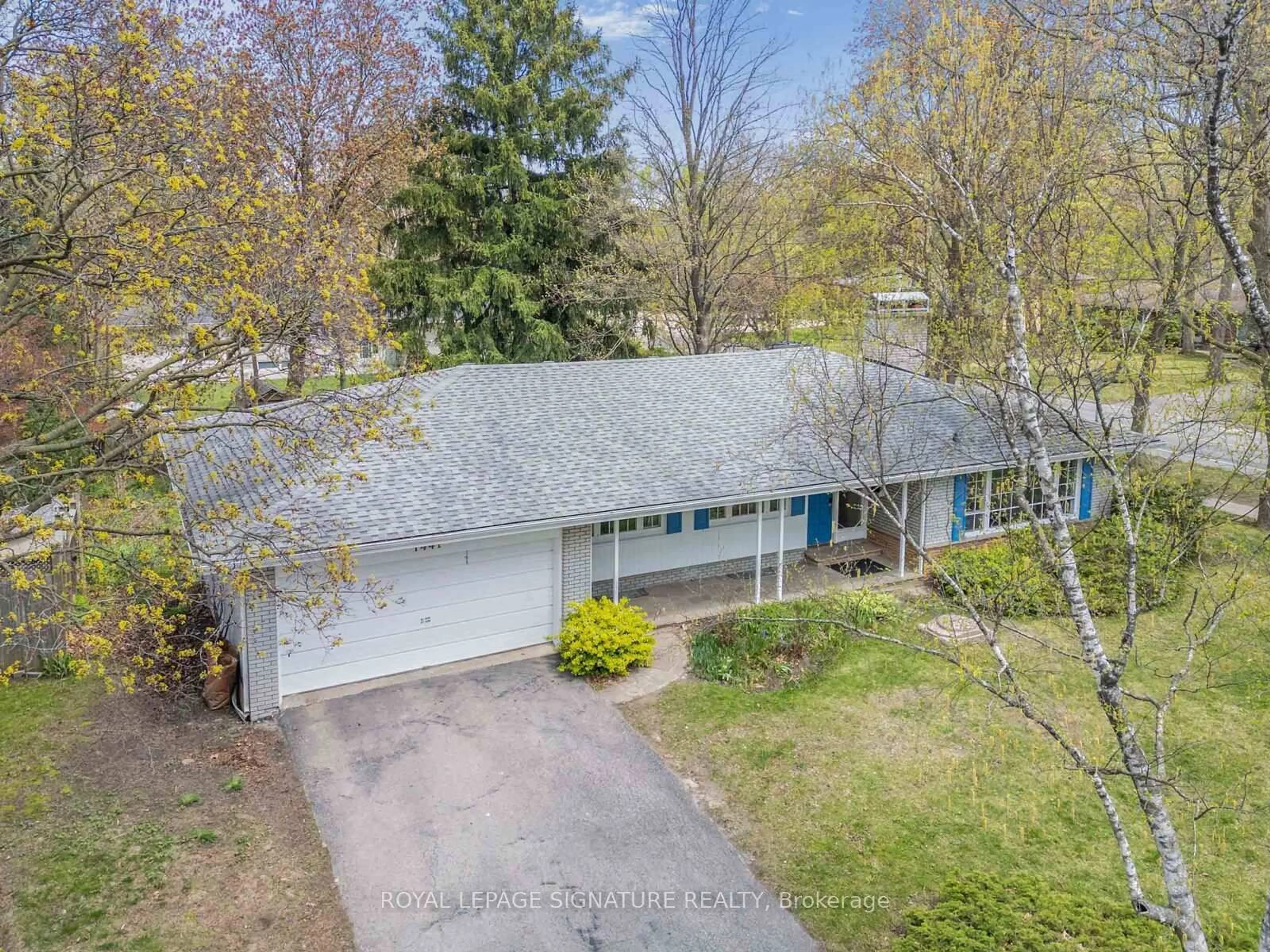 A pic from outside/outdoor area/front of a property/back of a property/a pic from drone, unknown for 1447 Merrow Rd, Mississauga Ontario L5J 3C4