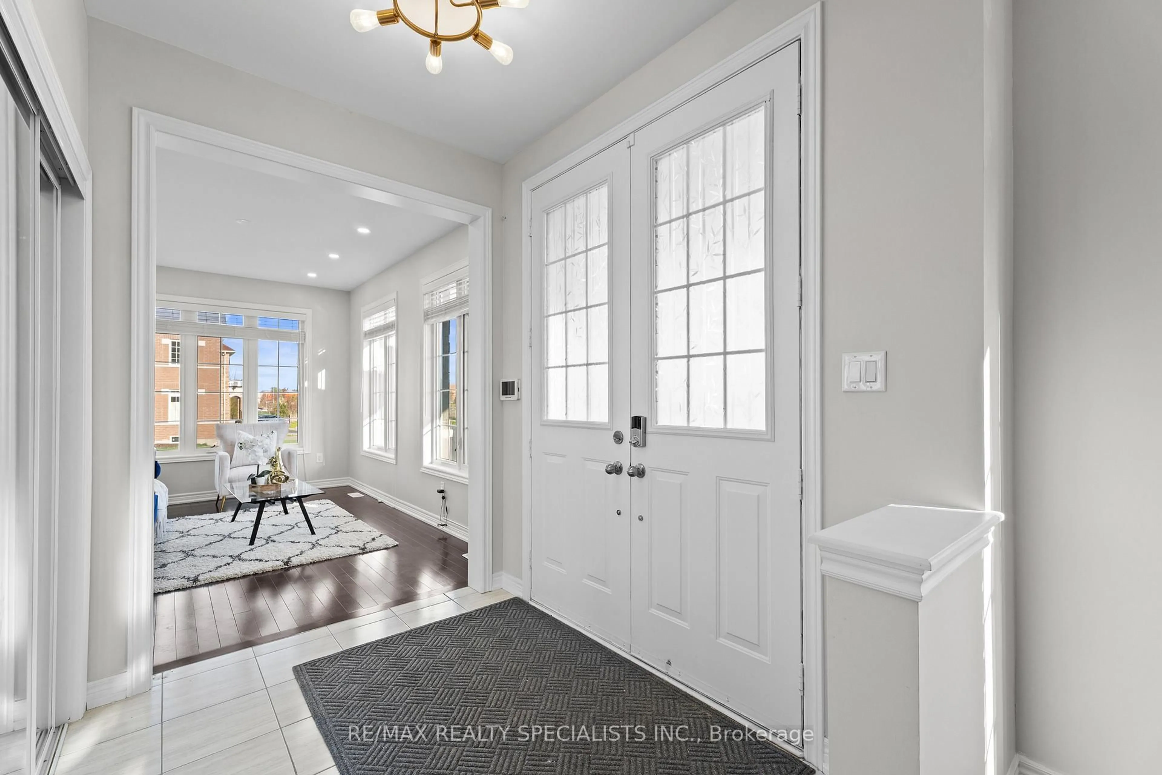Indoor entryway for 351 Royal West Dr, Brampton Ontario L6X 5J6