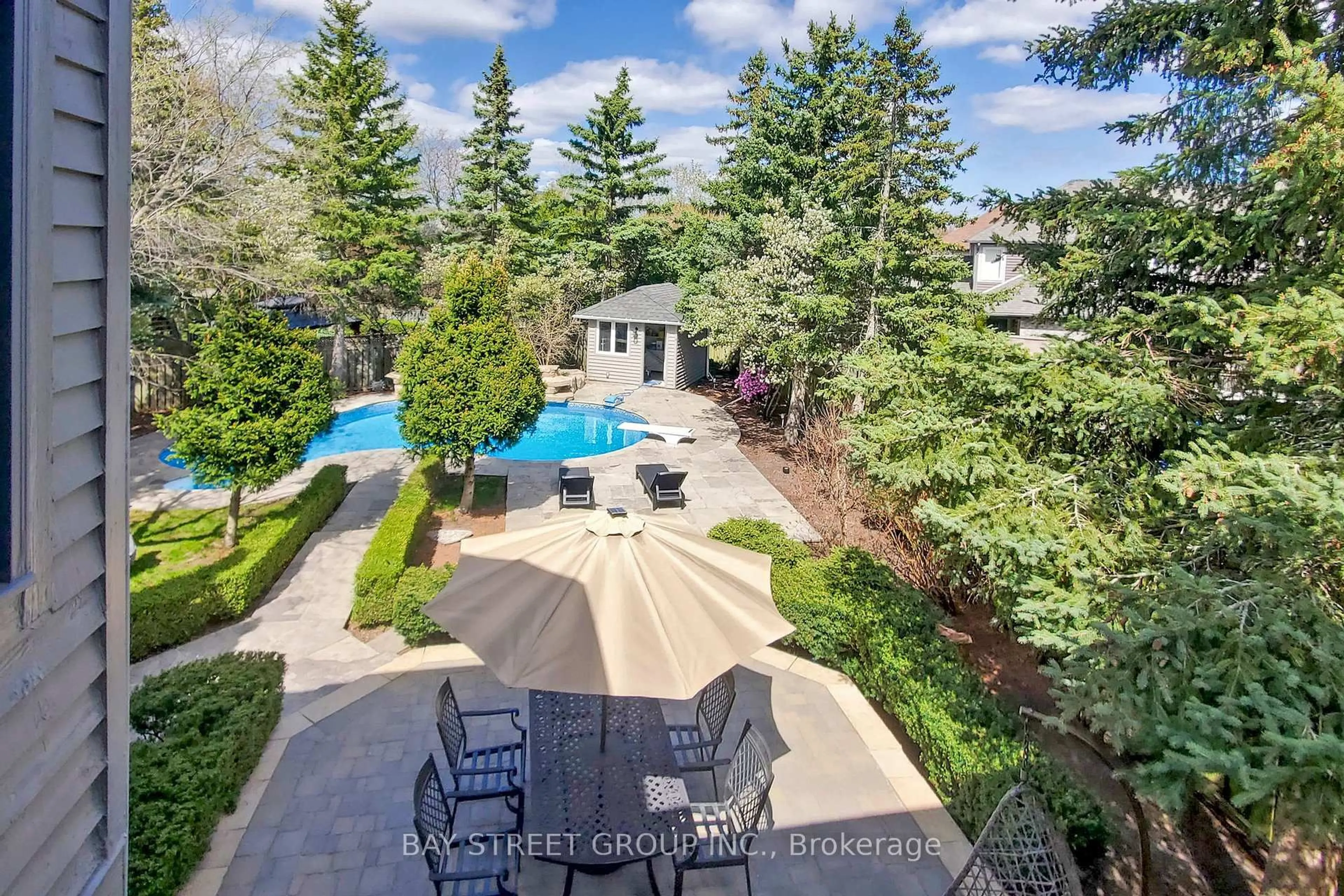 A pic from outside/outdoor area/front of a property/back of a property/a pic from drone, unknown for 5359 Ruperts Gate Dr, Mississauga Ontario L5M 5C4