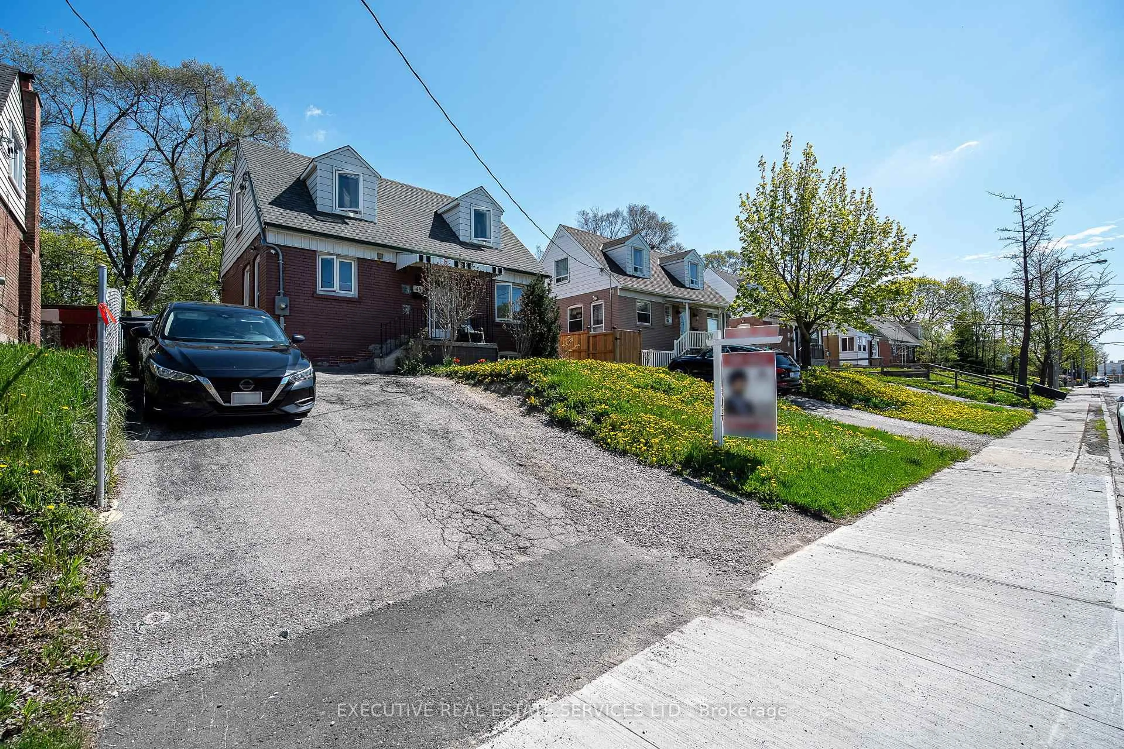 A pic from outside/outdoor area/front of a property/back of a property/a pic from drone, street for 49 Trethewey Dr, Toronto Ontario M6M 4B1