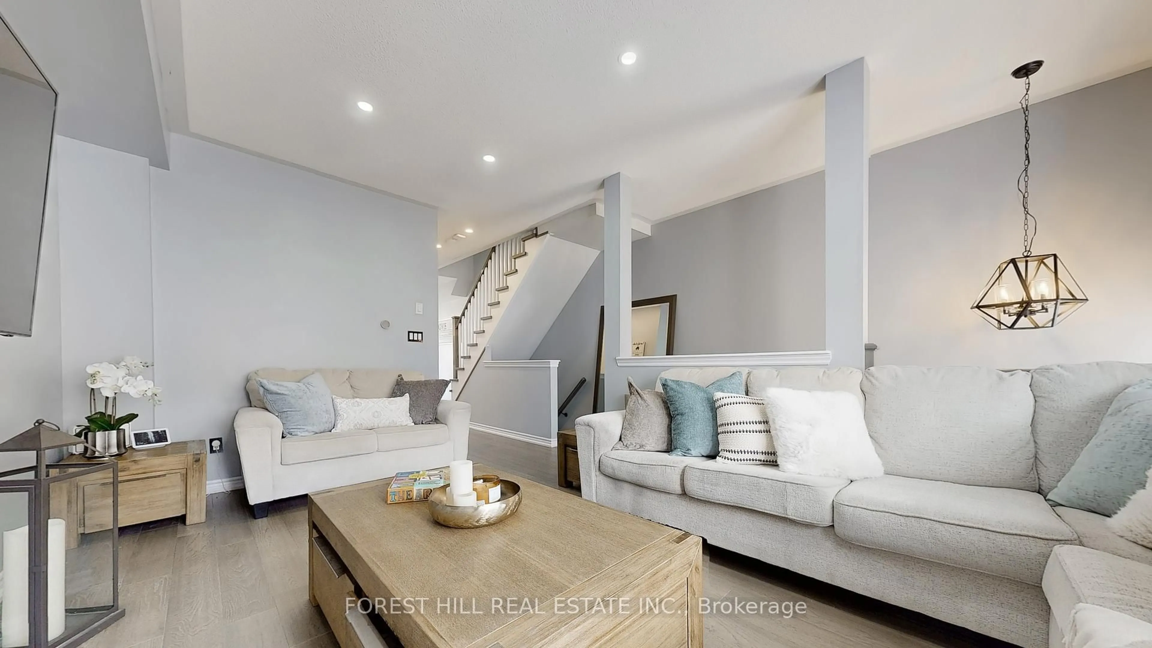 Living room with furniture, unknown for 7203 Triumph Lane, Mississauga Ontario L5N 0C5