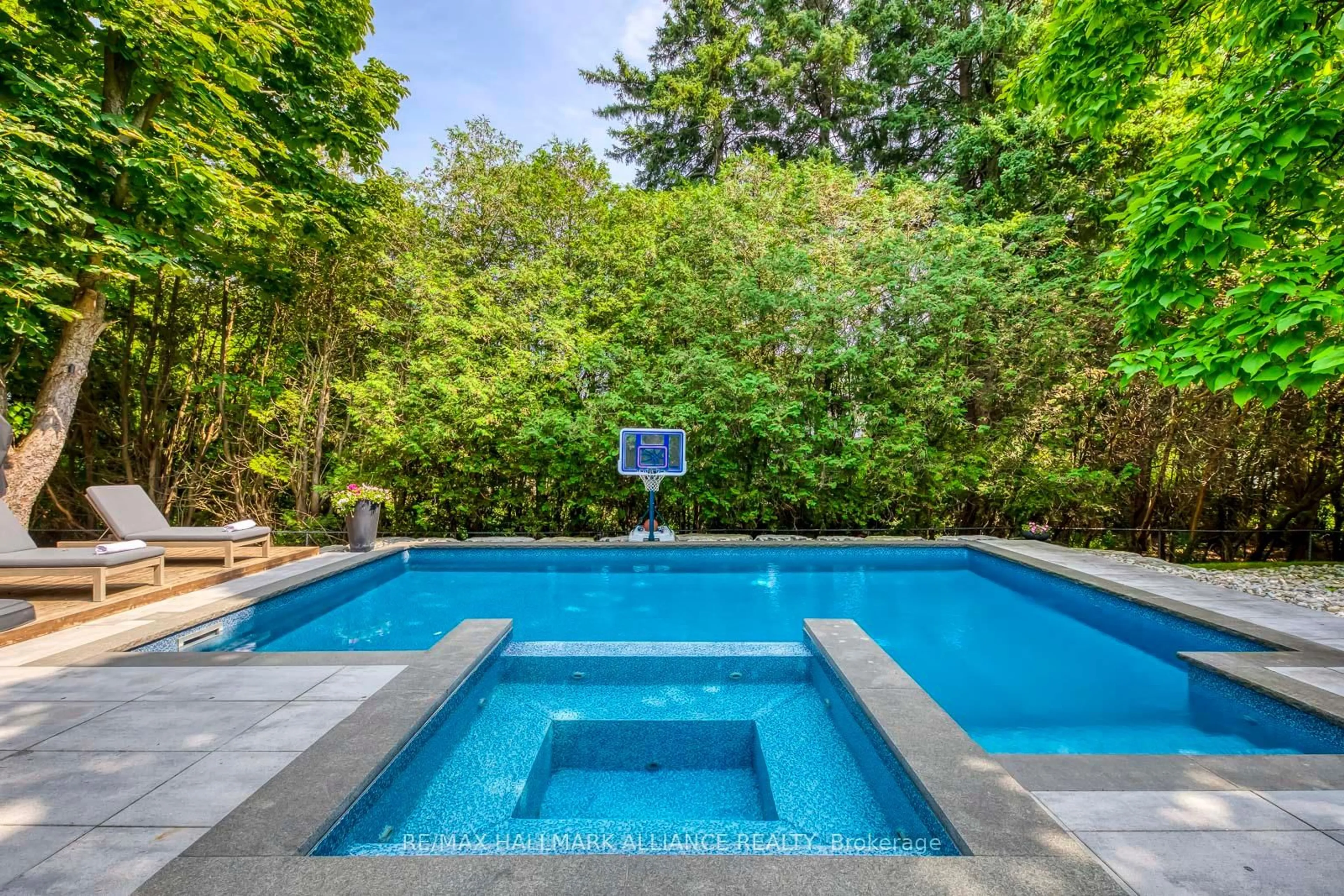 Pool for 138 Cavendish Crt, Oakville Ontario L6J 5S2