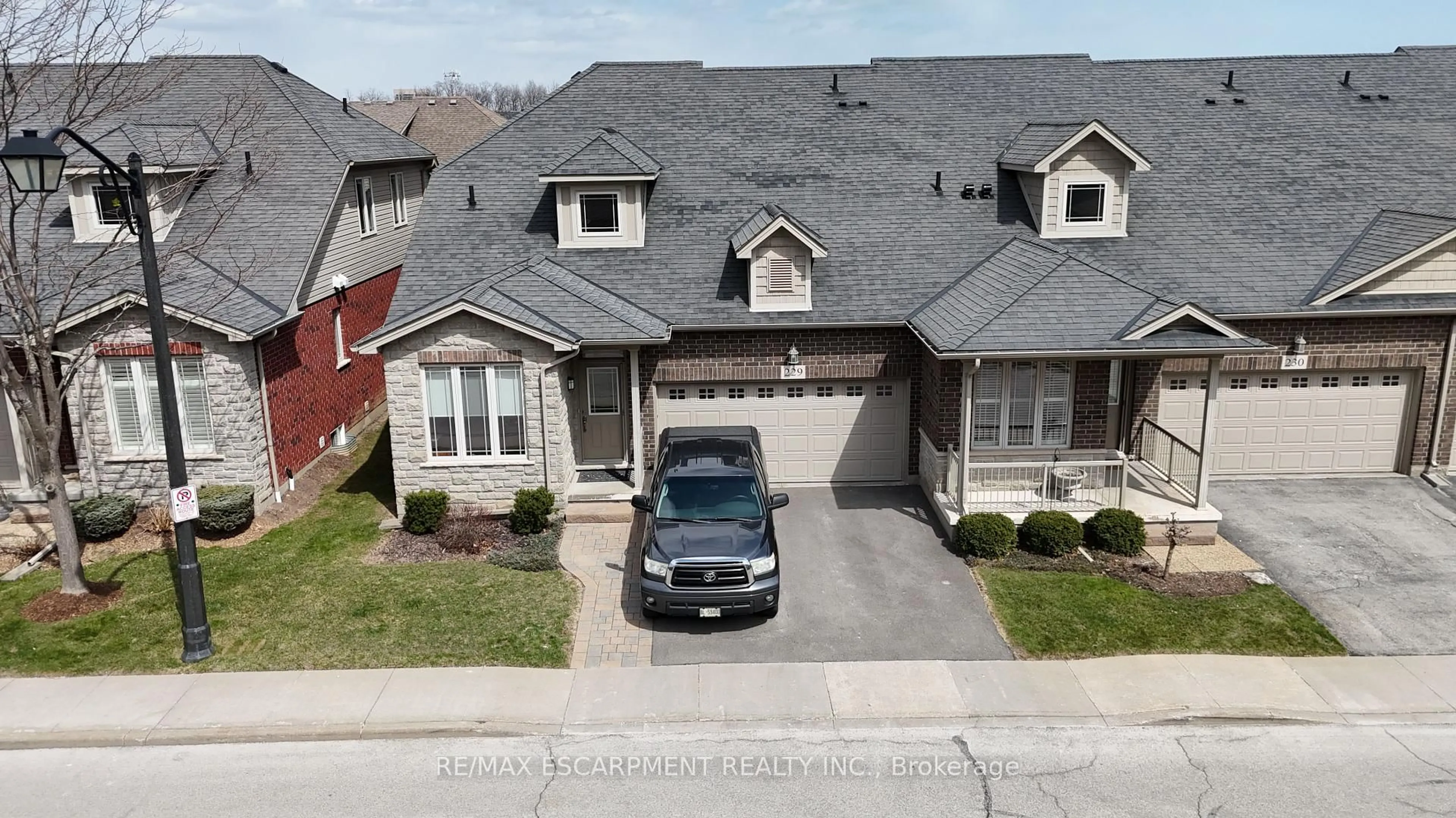 A pic from outside/outdoor area/front of a property/back of a property/a pic from drone, street for 2120 Itabashi Way #229, Burlington Ontario L7M 0V3