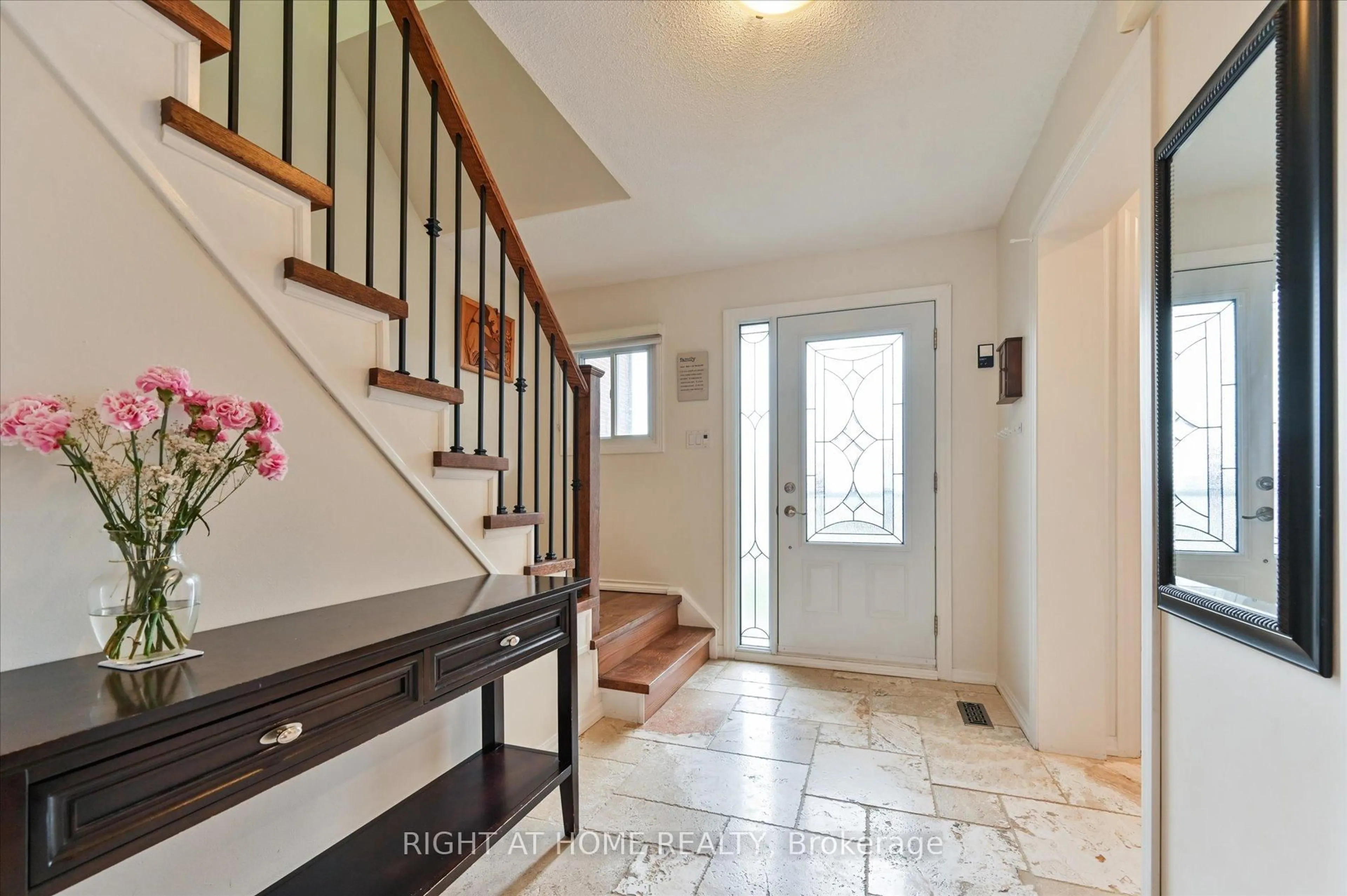 Indoor entryway for 2997 Olympus Mews, Mississauga Ontario L5N 4V5