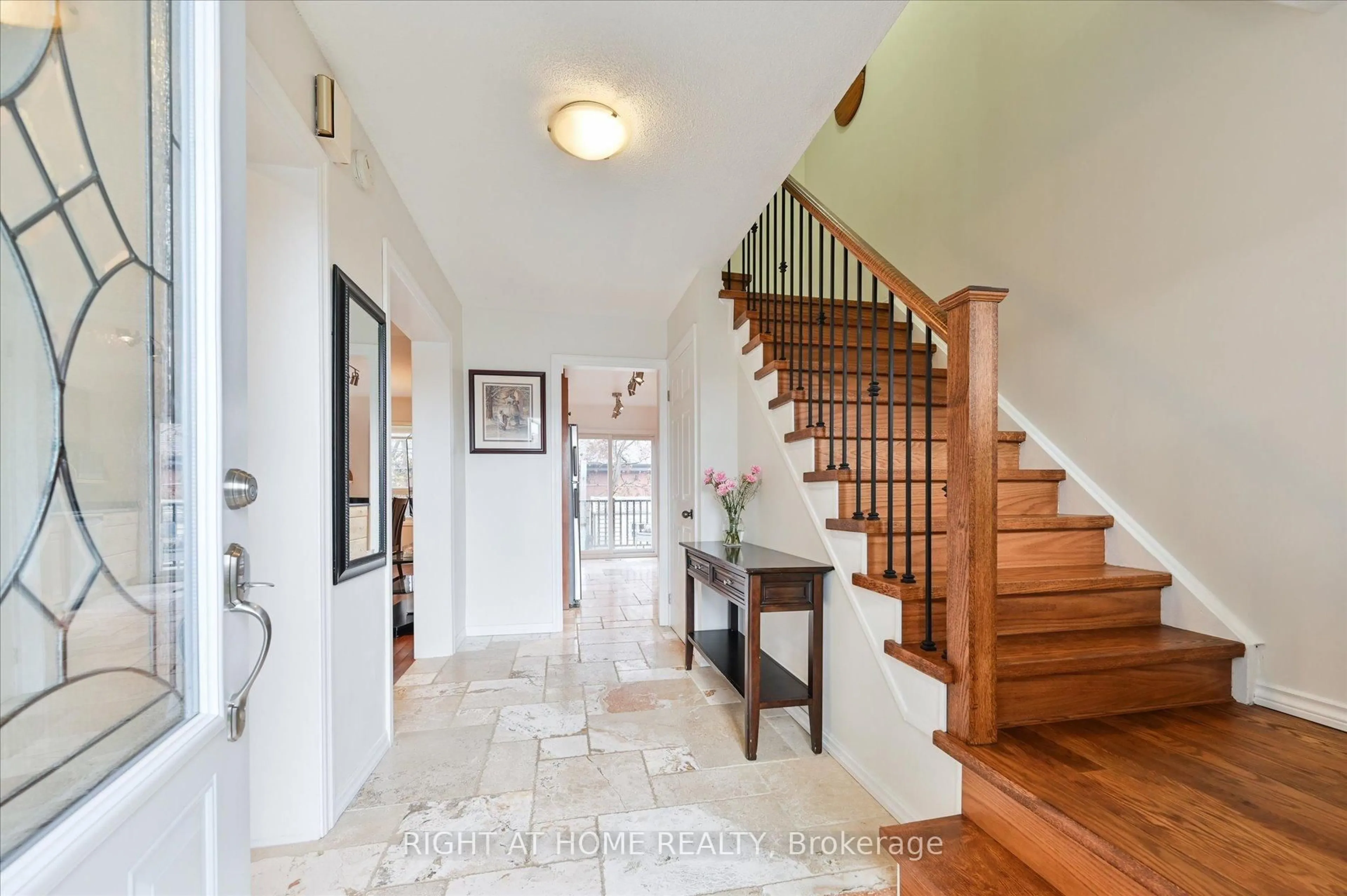Indoor entryway for 2997 Olympus Mews, Mississauga Ontario L5N 4V5