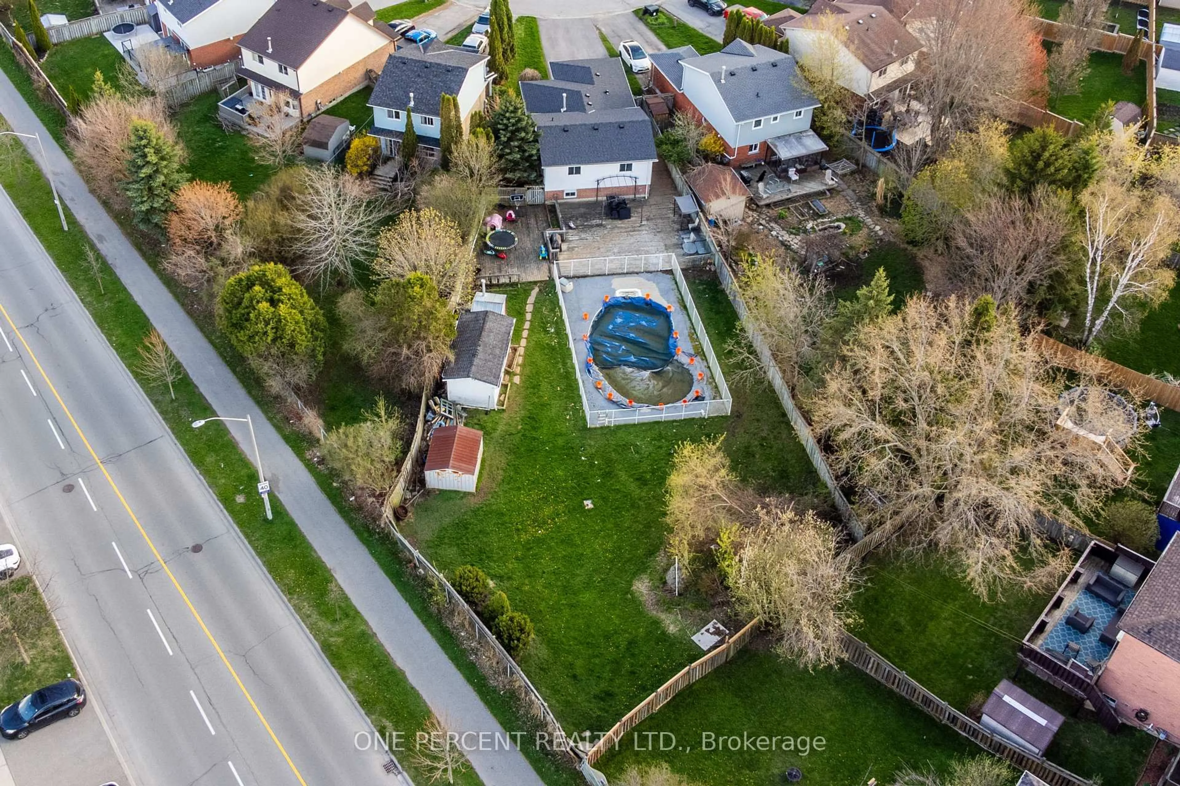 A pic from outside/outdoor area/front of a property/back of a property/a pic from drone, street for 338 Adams Crt, Orangeville Ontario L9W 4R7