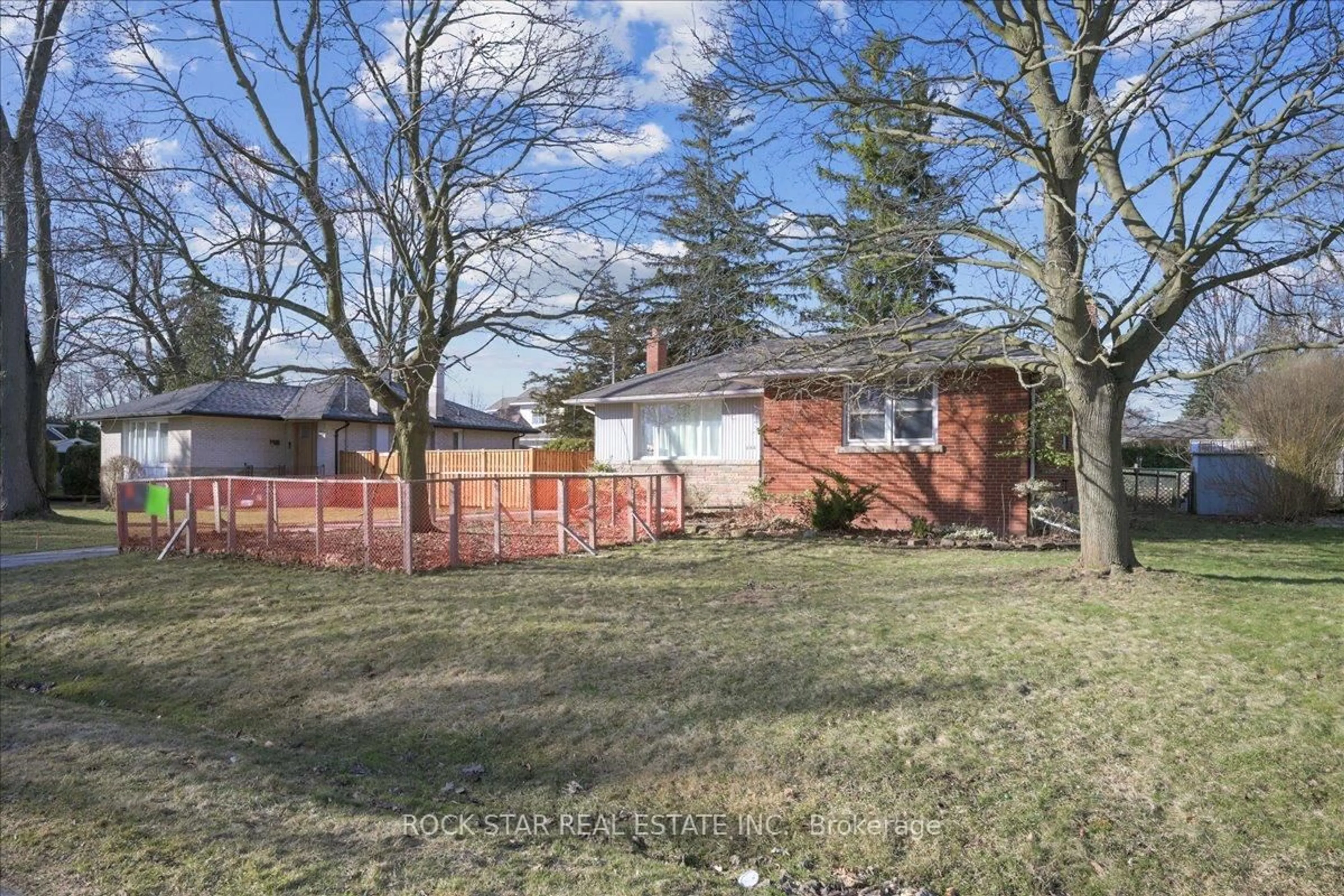 A pic from outside/outdoor area/front of a property/back of a property/a pic from drone, street for 260 WELDON Ave, Oakville Ontario L6K 2J1