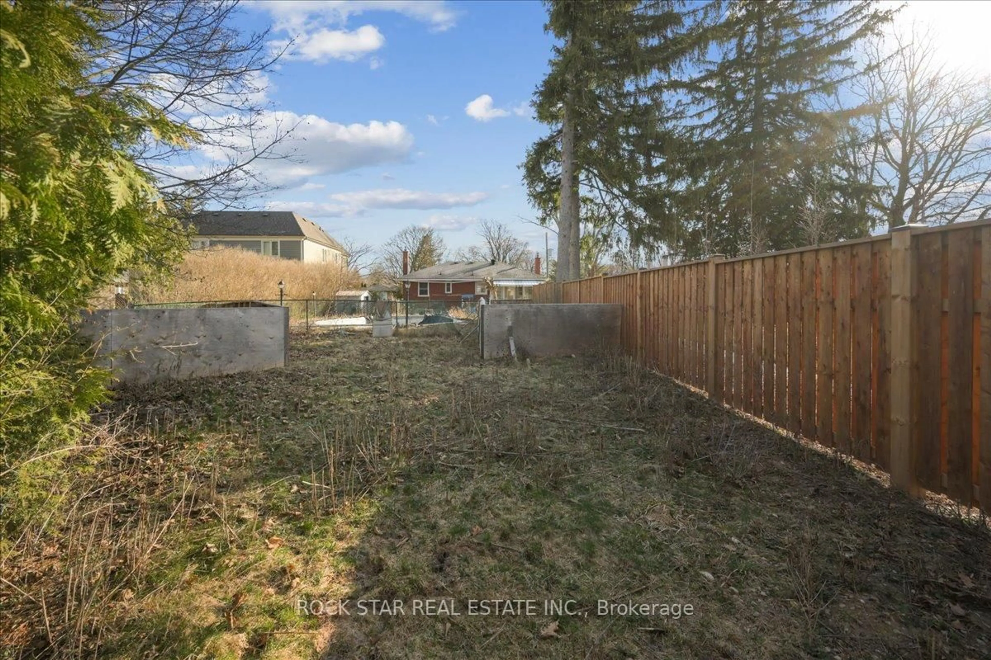 A pic from outside/outdoor area/front of a property/back of a property/a pic from drone, unknown for 260 WELDON Ave, Oakville Ontario L6K 2J1