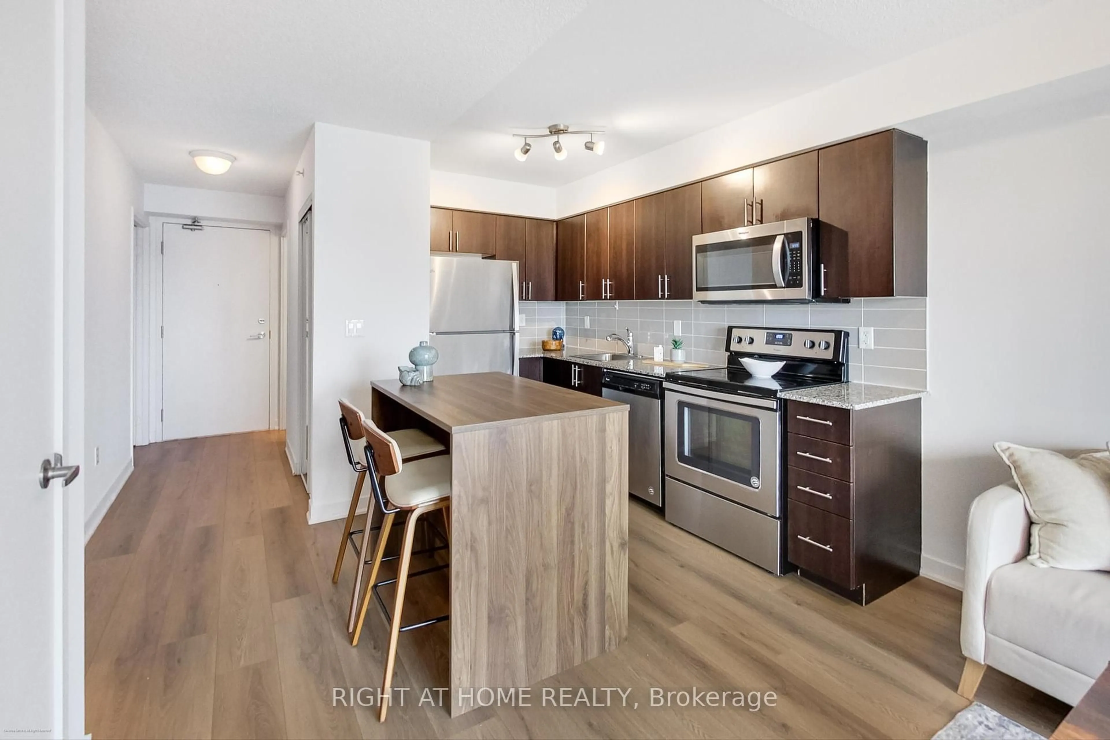 Standard kitchen, wood/laminate floor for 1420 Dupont St #708, Toronto Ontario M6H 0C2