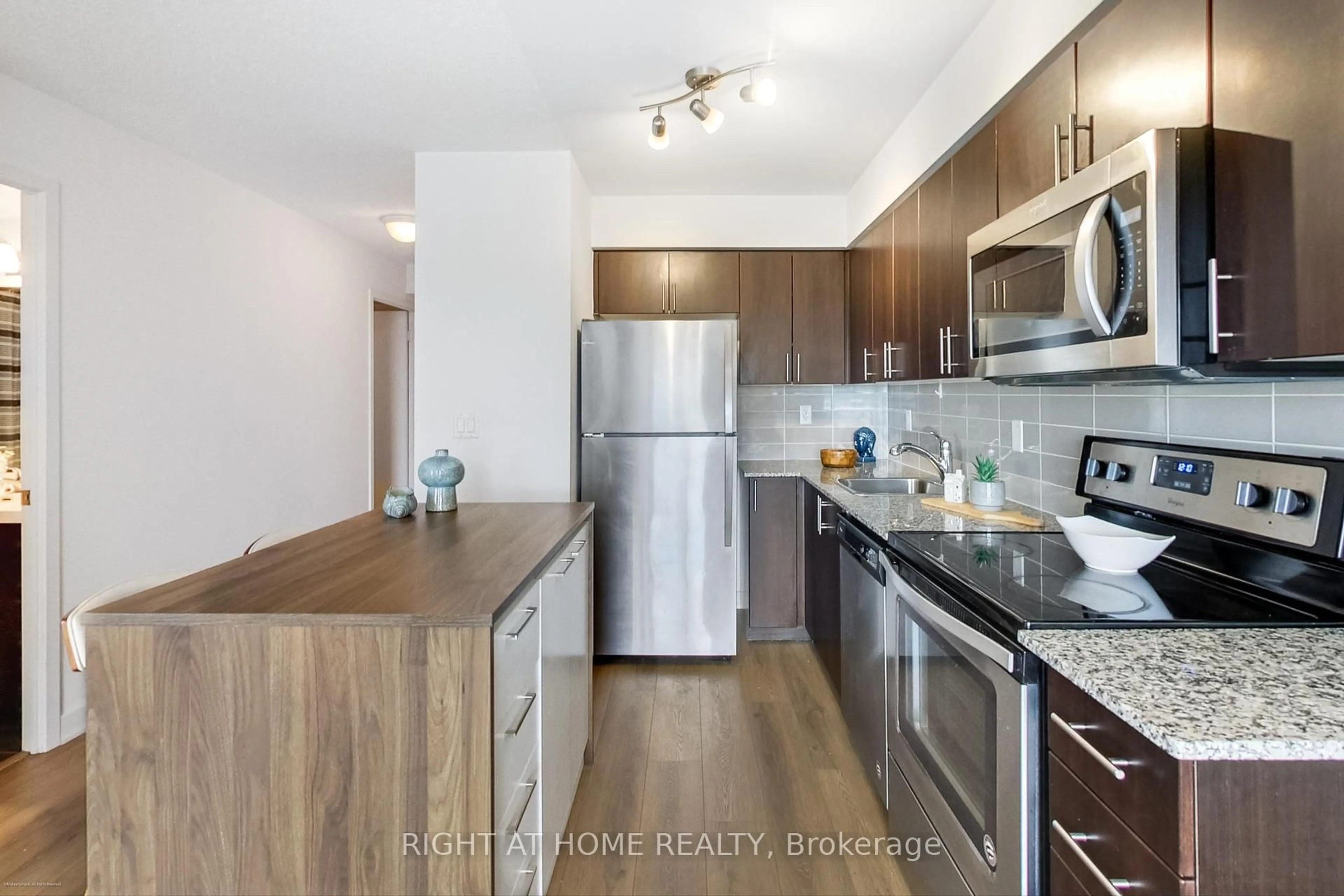 Standard kitchen, wood/laminate floor for 1420 Dupont St #708, Toronto Ontario M6H 0C2