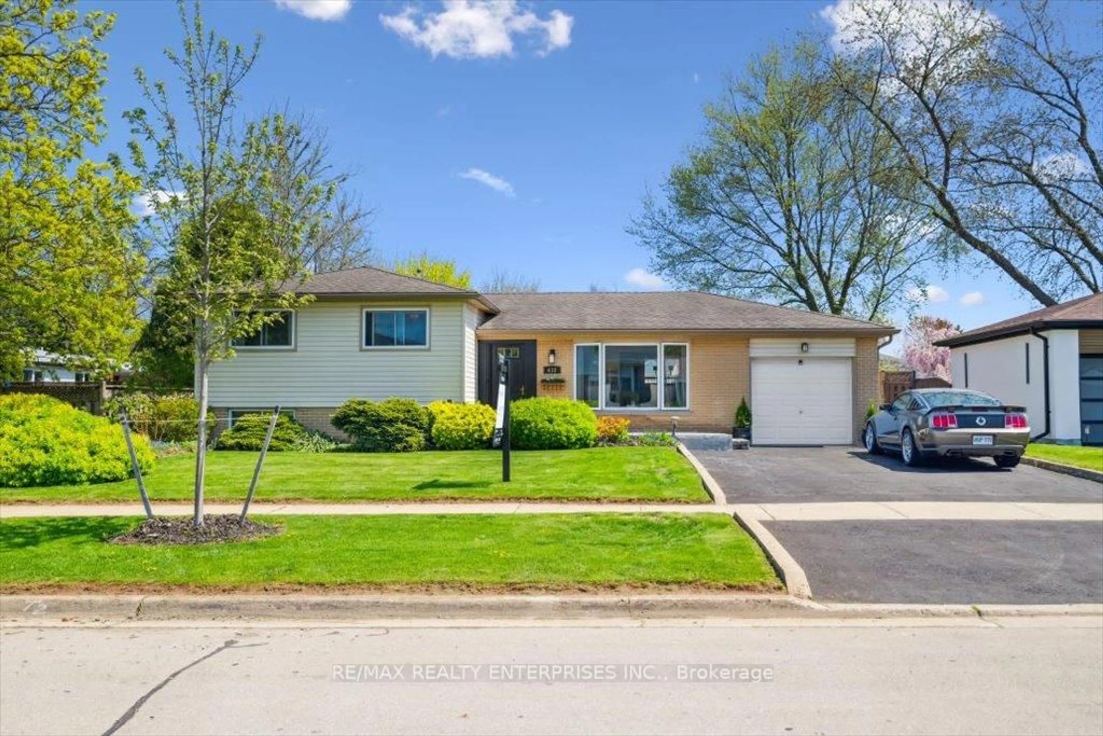 Home with vinyl exterior material, street for 413 Yale Cres, Oakville Ontario L6L 3L7