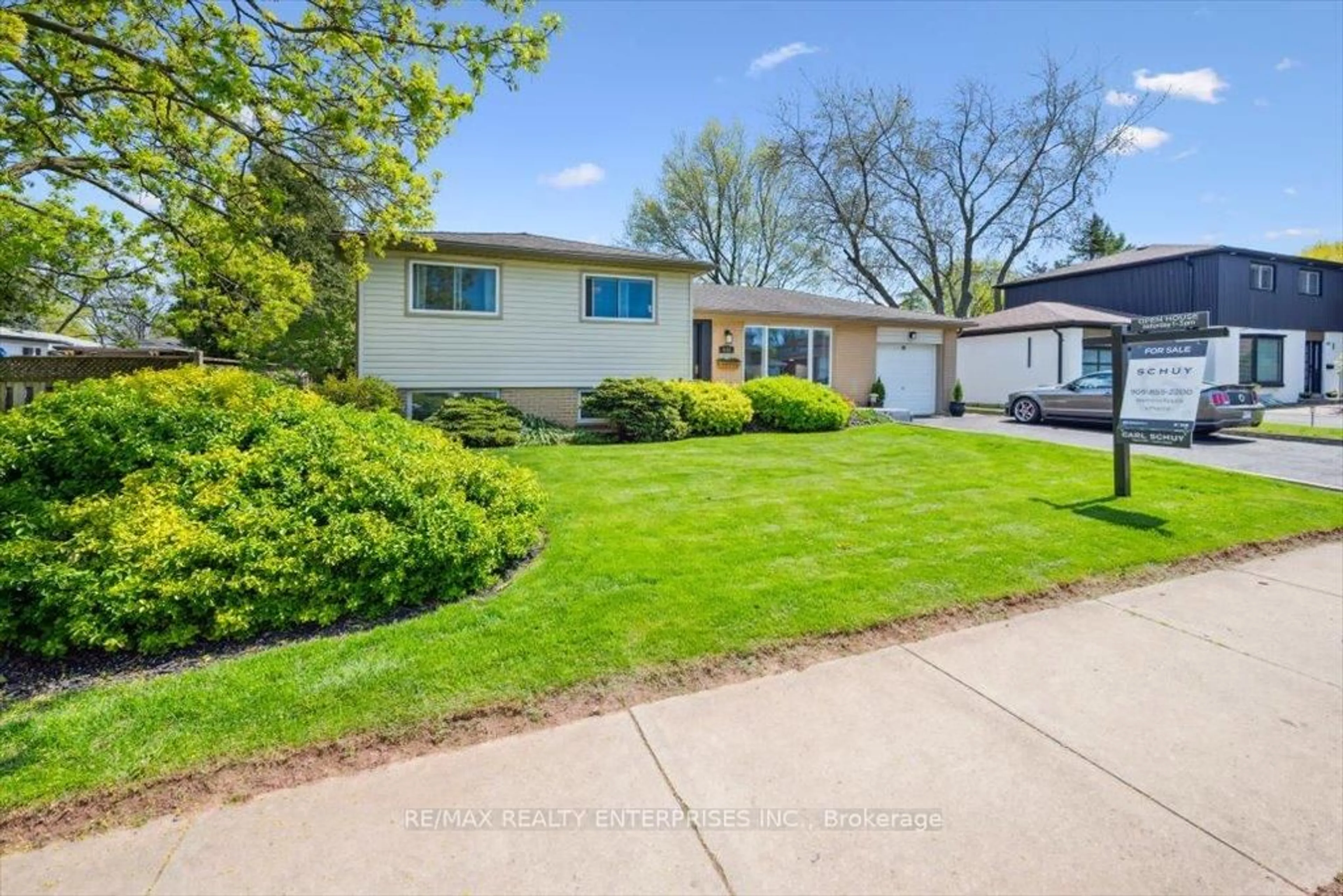 Home with vinyl exterior material, street for 413 Yale Cres, Oakville Ontario L6L 3L7