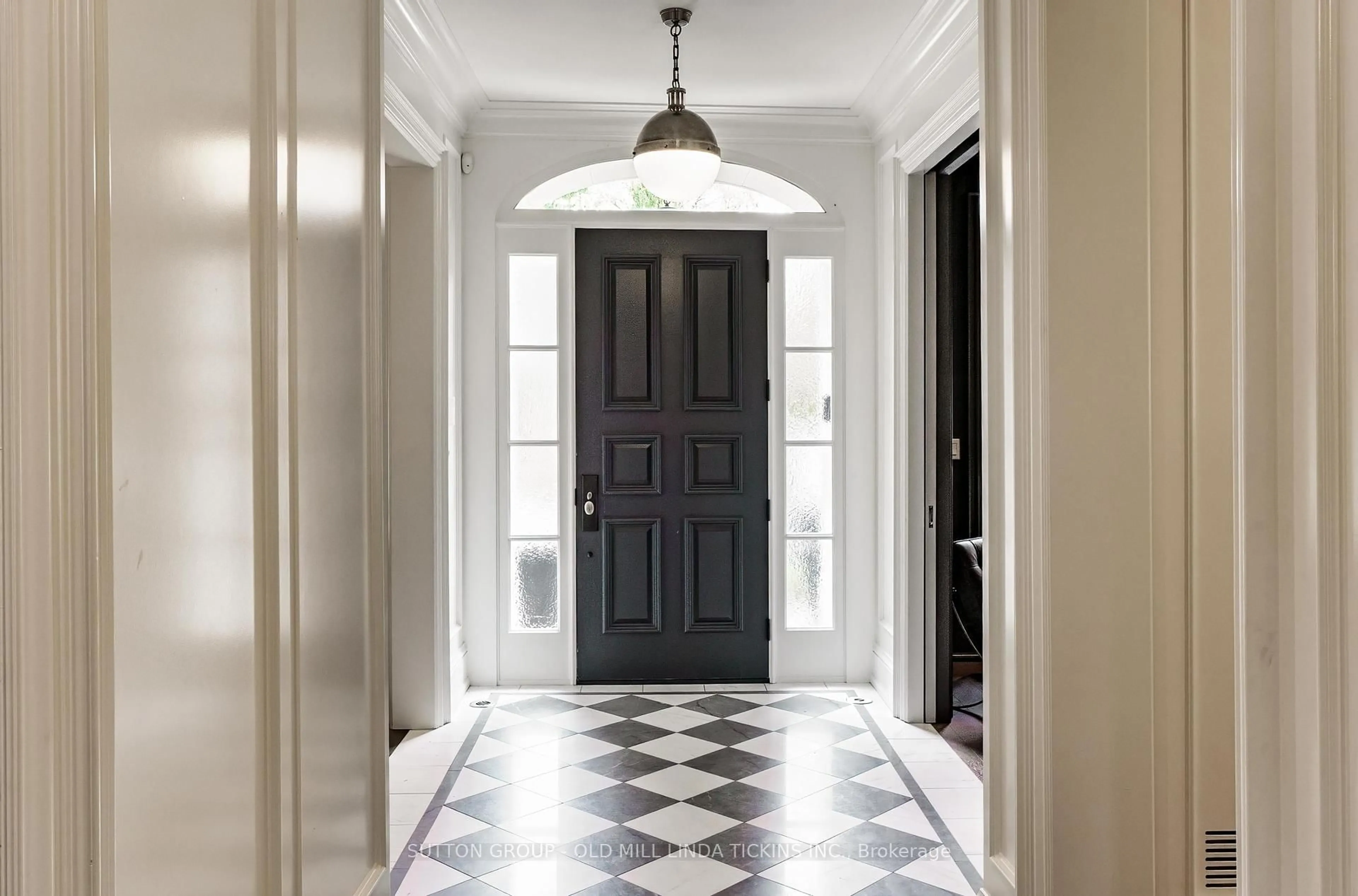 Indoor entryway for 14 Queen Anne Rd, Toronto Ontario M8X 1S9