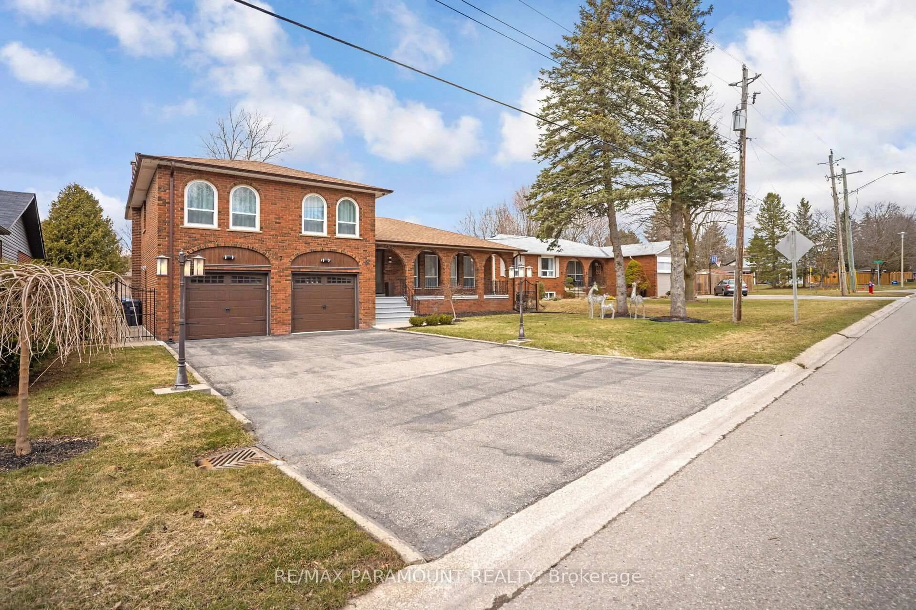 A pic from outside/outdoor area/front of a property/back of a property/a pic from drone, street for 7 Walker Rd, Caledon Ontario L7C 1G8
