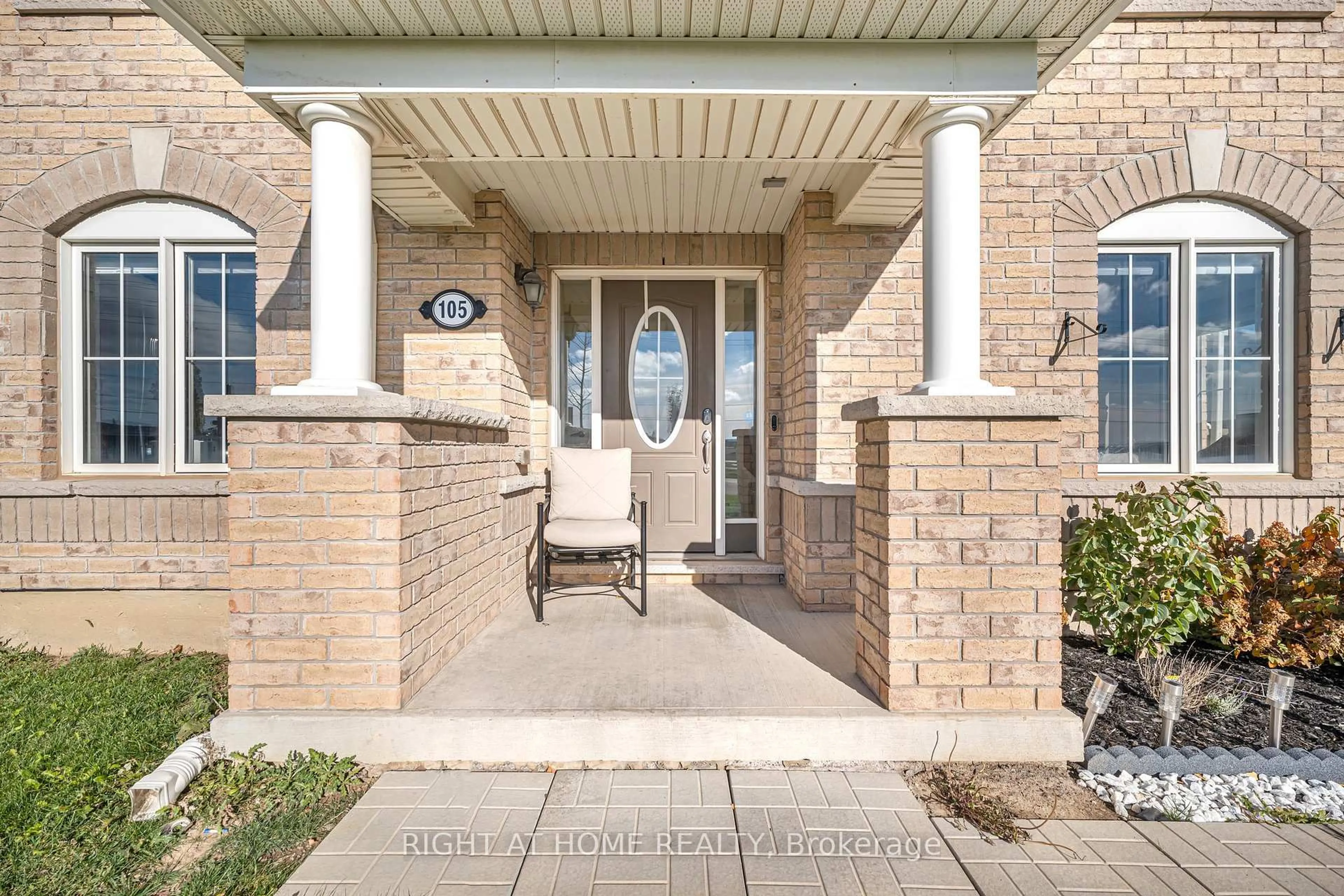 Indoor entryway for 105 Bond Head Crt, Milton Ontario L9E 1G6
