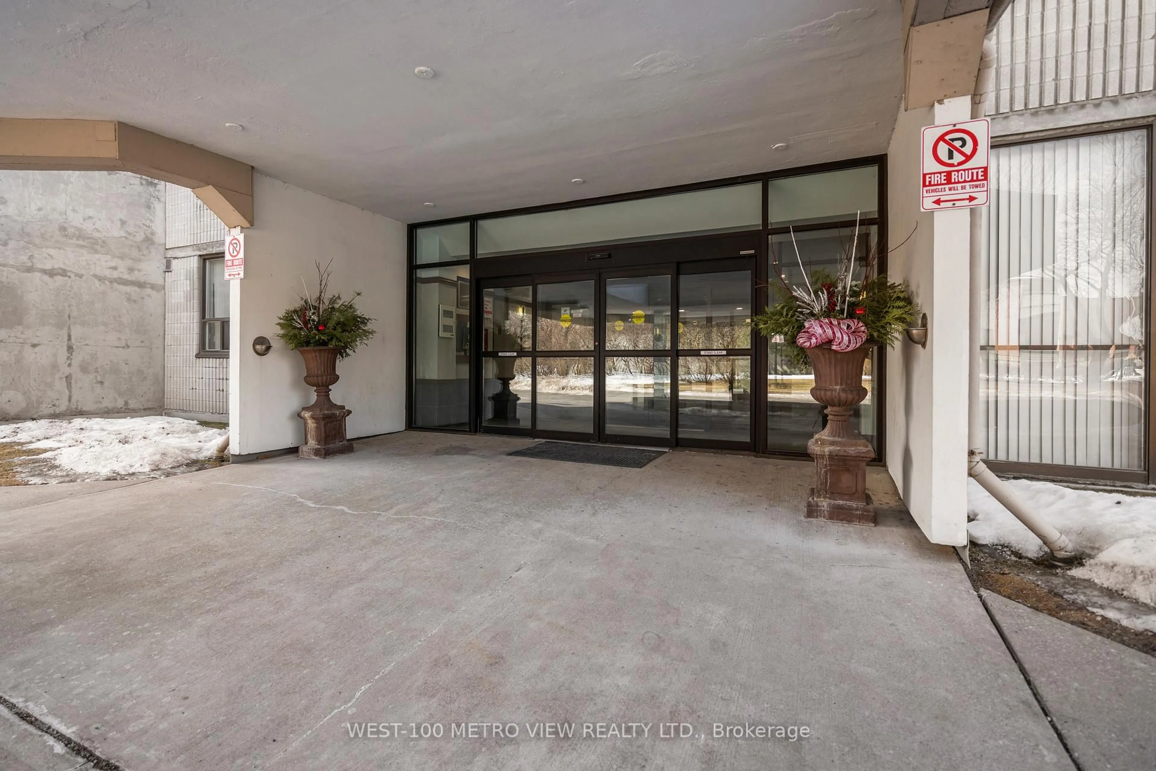Indoor foyer for 355 Rathburn Rd #701, Mississauga Ontario L4Z 1H4