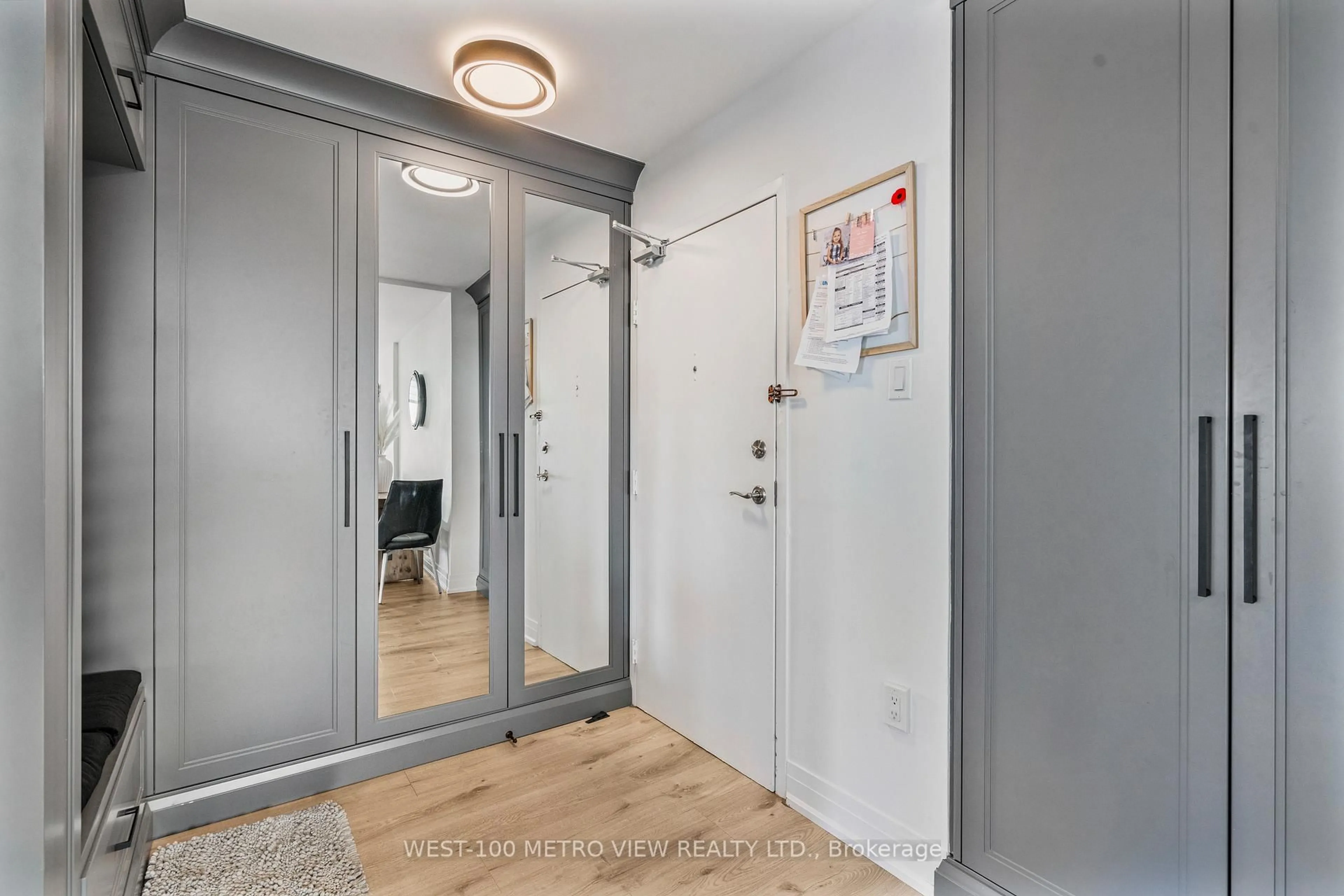 Indoor entryway for 355 Rathburn Rd #701, Mississauga Ontario L4Z 1H4