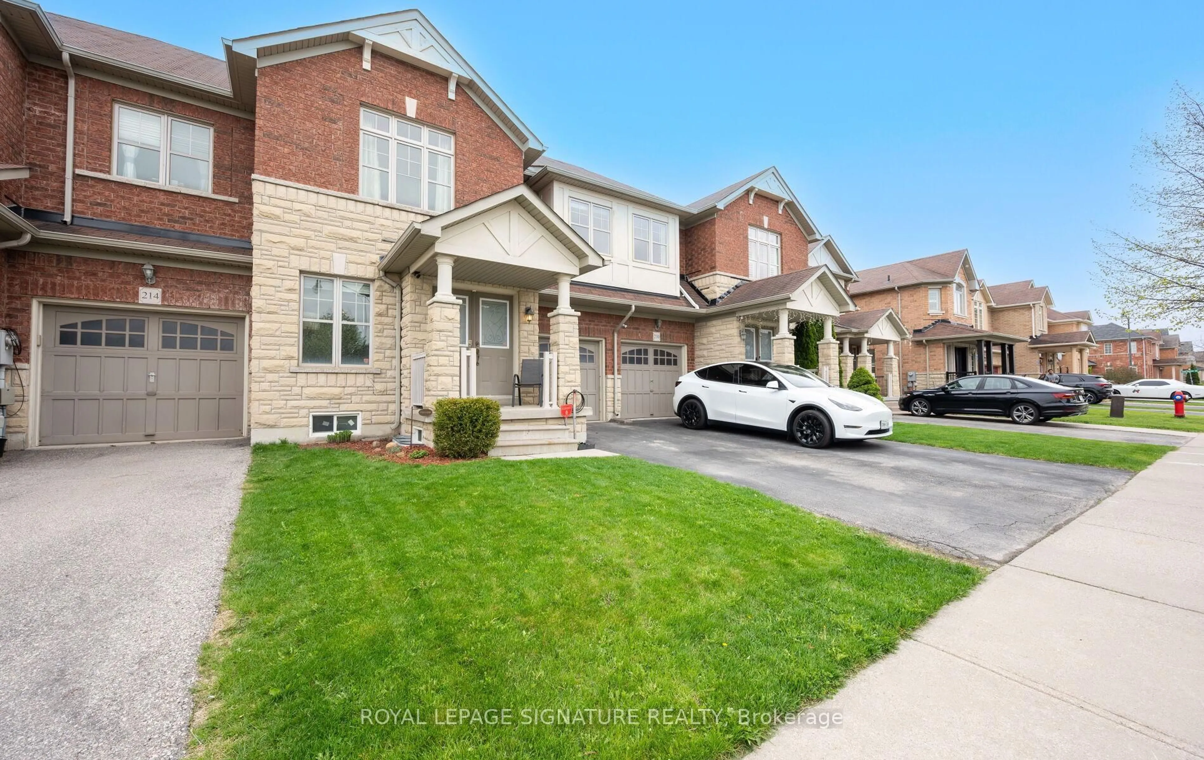 Home with brick exterior material, street for 212 Fairwood Circ, Brampton Ontario L6R 0X7