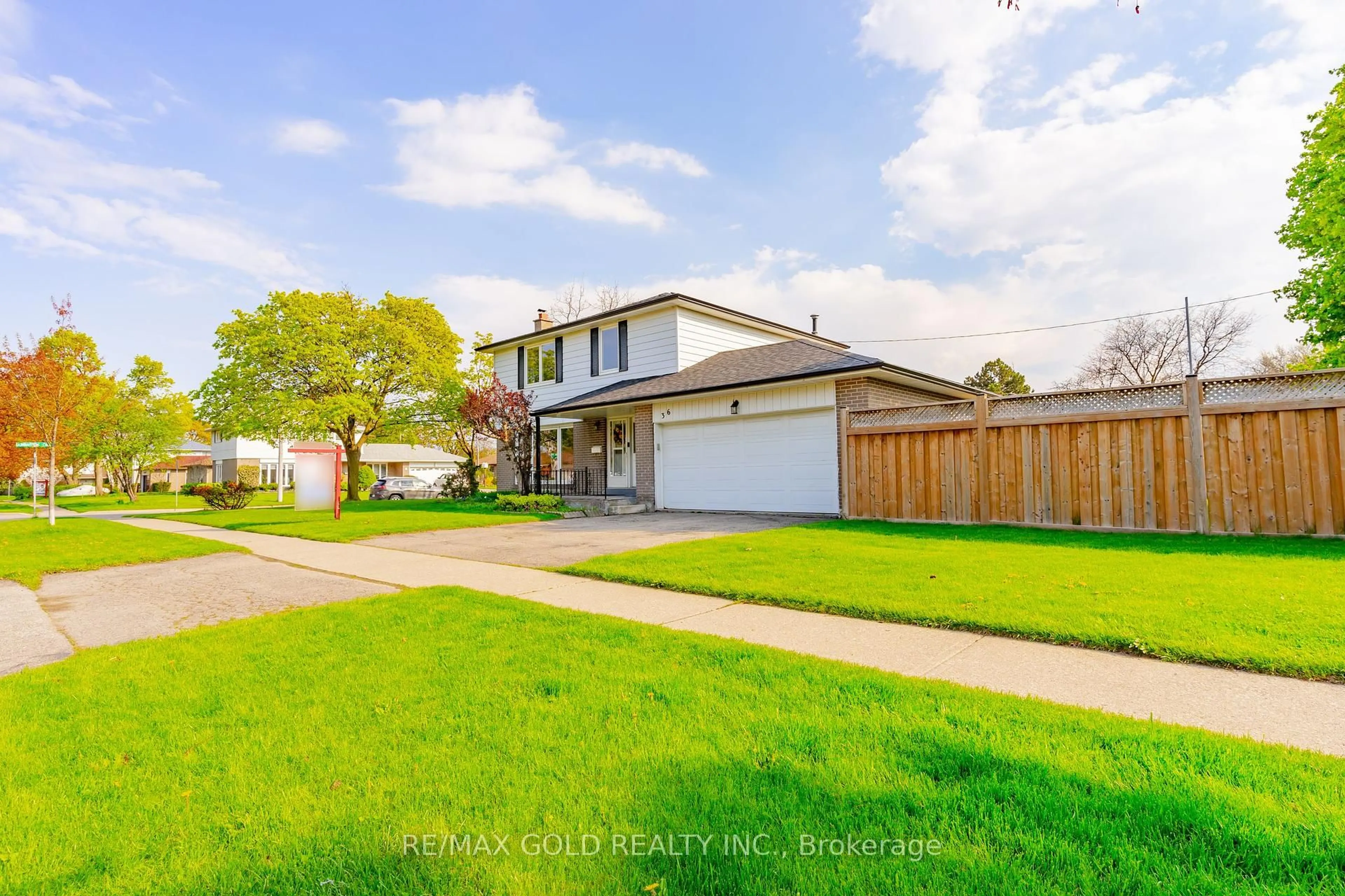 A pic from outside/outdoor area/front of a property/back of a property/a pic from drone, street for 36 Dorchester Dr, Brampton Ontario L6T 3E1