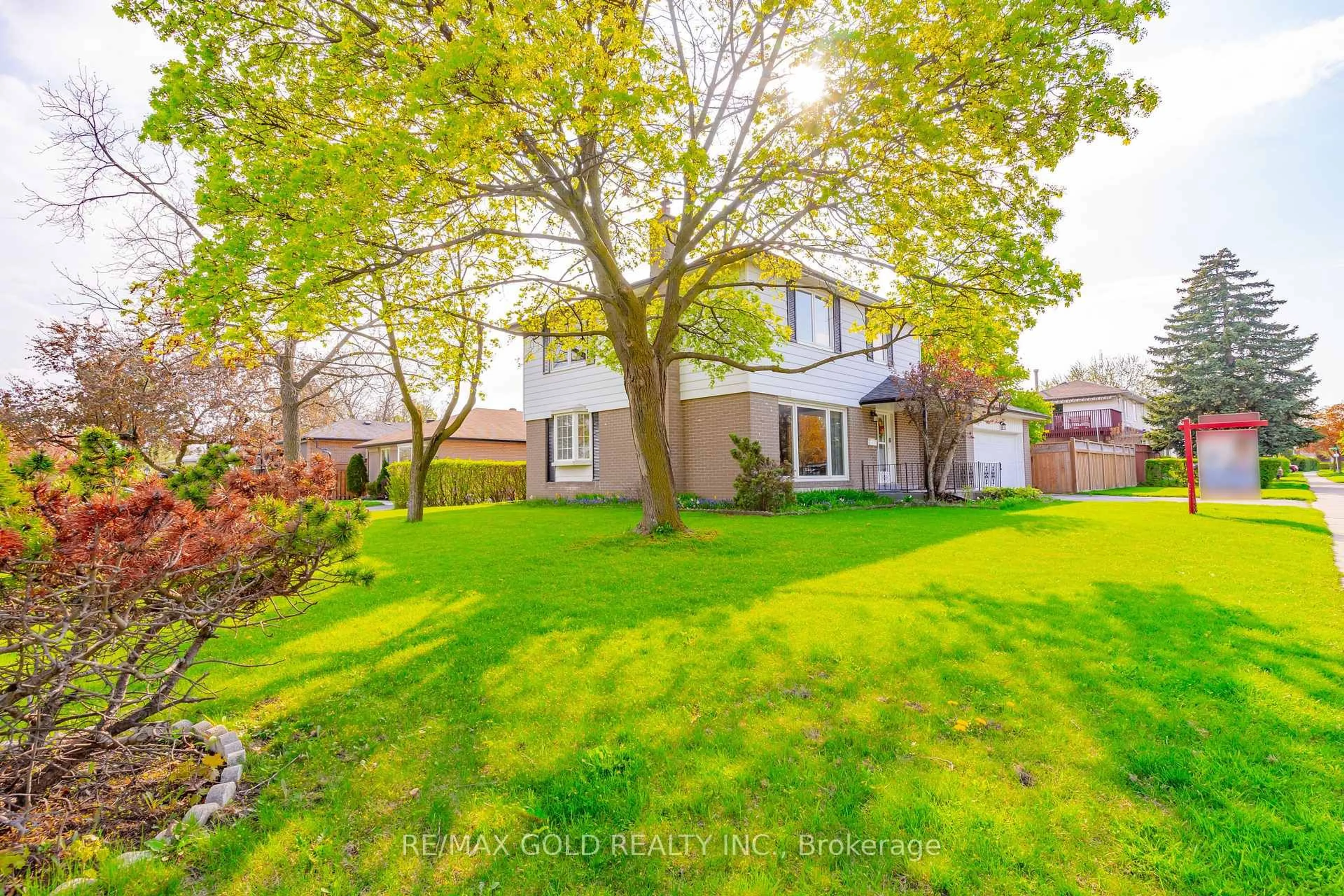 A pic from outside/outdoor area/front of a property/back of a property/a pic from drone, street for 36 Dorchester Dr, Brampton Ontario L6T 3E1