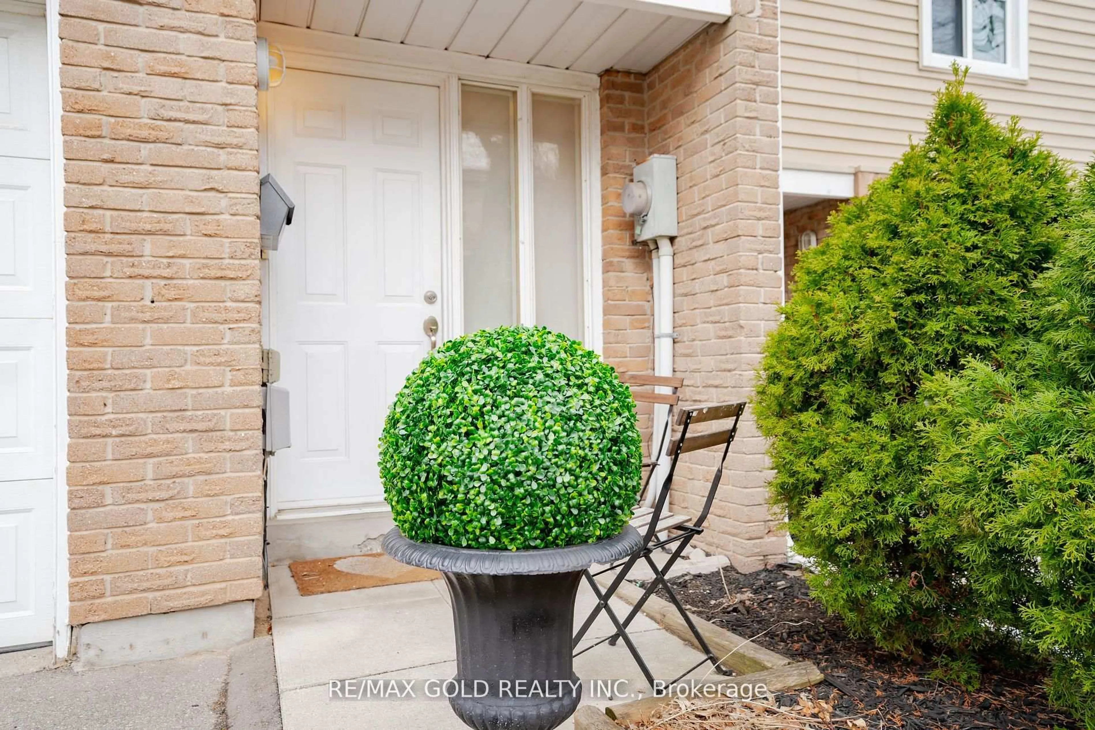 Indoor entryway for 64 Enmount Dr, Brampton Ontario L6T 4C9