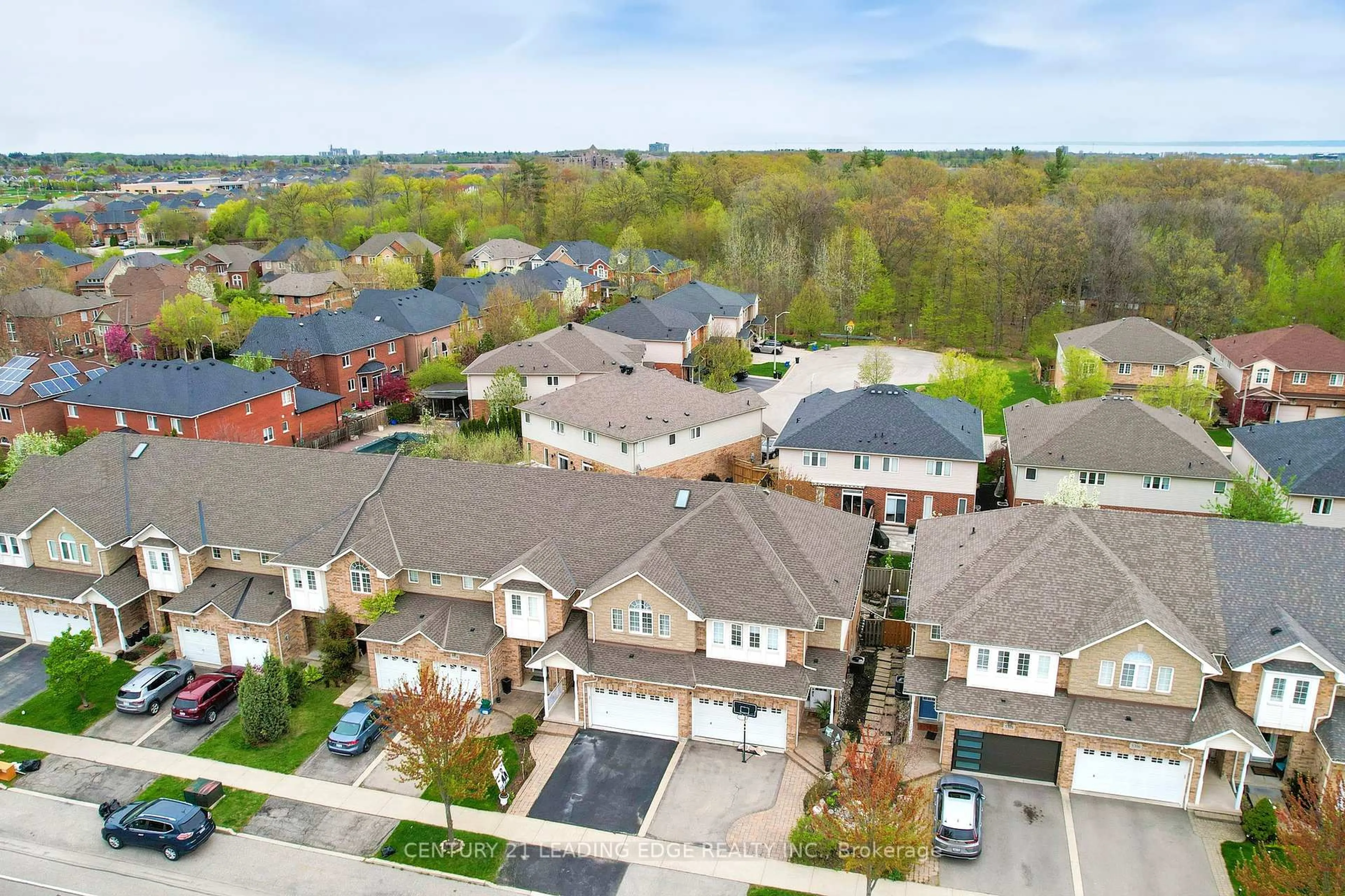 A pic from outside/outdoor area/front of a property/back of a property/a pic from drone, street for 5322 Dryden Ave, Burlington Ontario L7L 6Z9