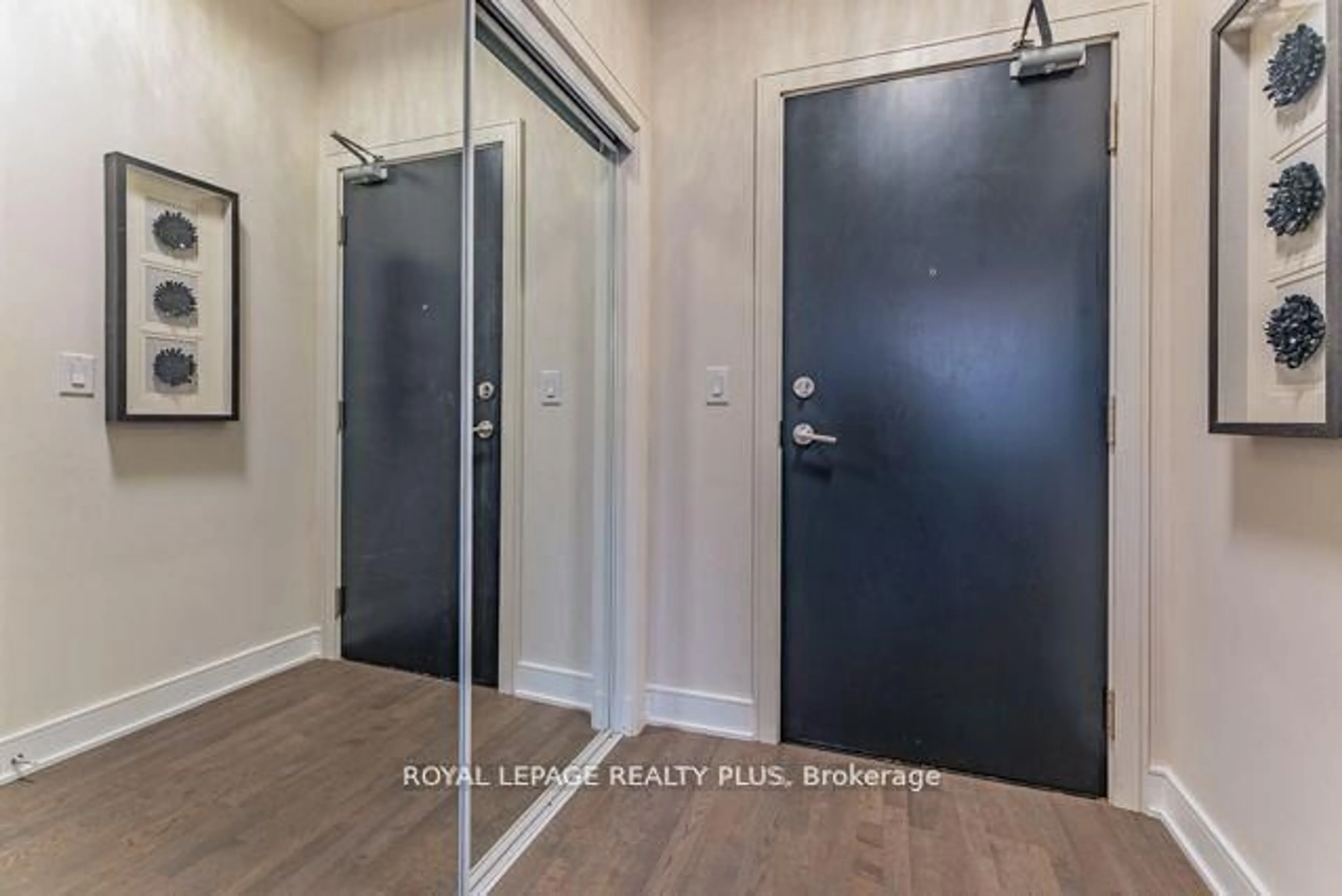 Indoor entryway for 1575 Lakeshore Rd #465, Mississauga Ontario L5J 0B1
