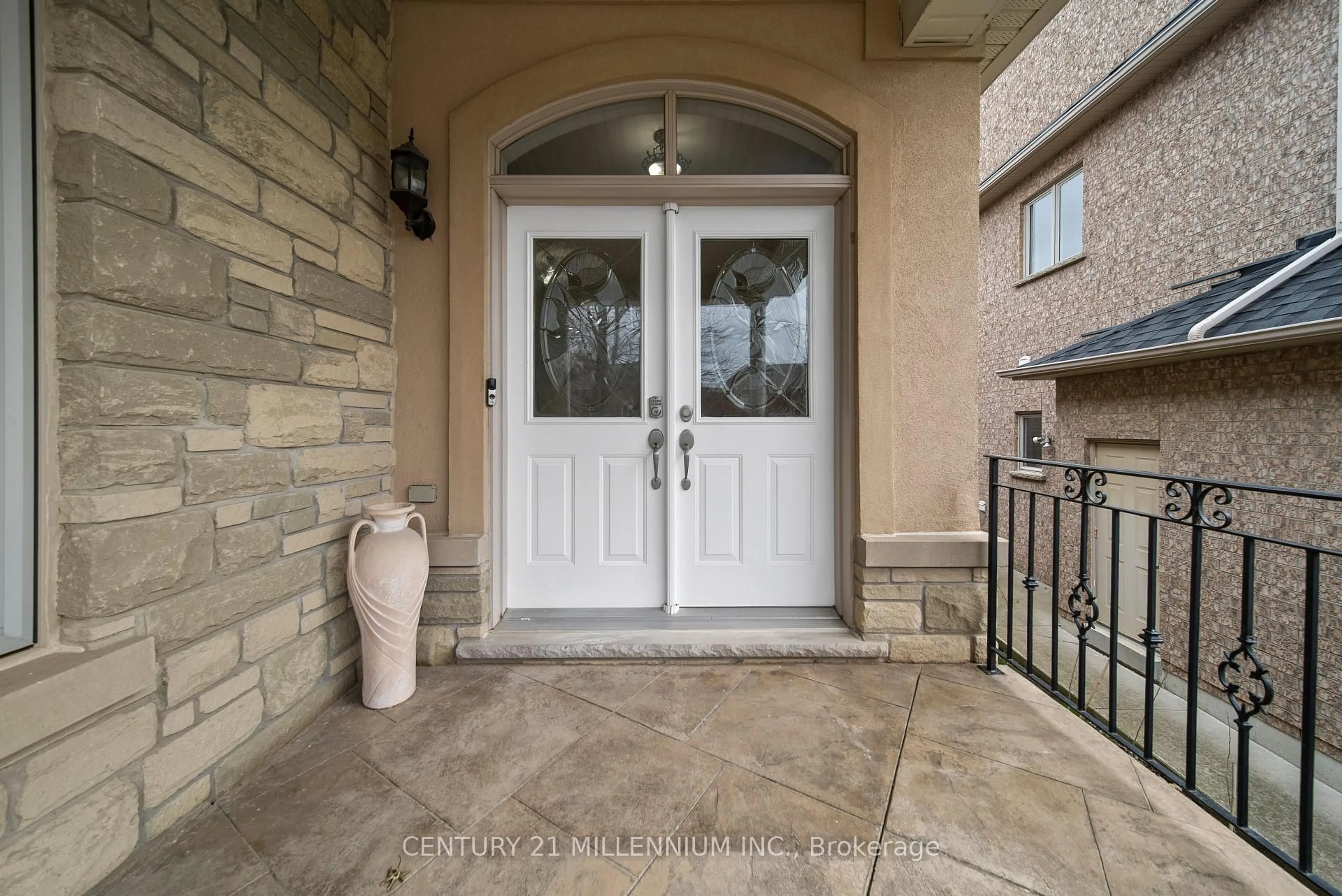 Indoor entryway for 31 Saint Hubert Dr, Brampton Ontario L6P 1W1