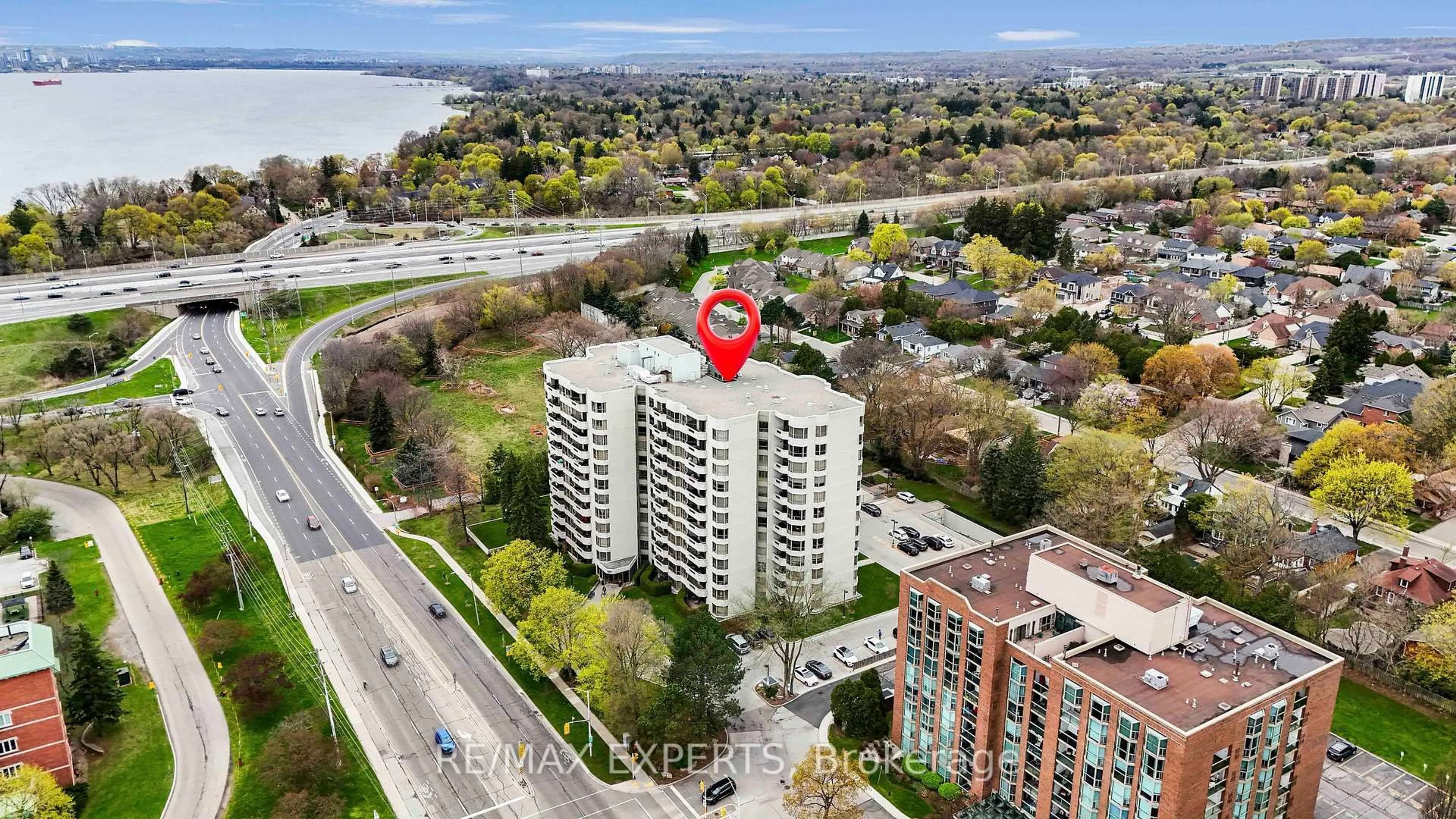 A pic from outside/outdoor area/front of a property/back of a property/a pic from drone, city buildings view from balcony for 1201 North Shore Blvd #809, Burlington Ontario L7S 1Z5