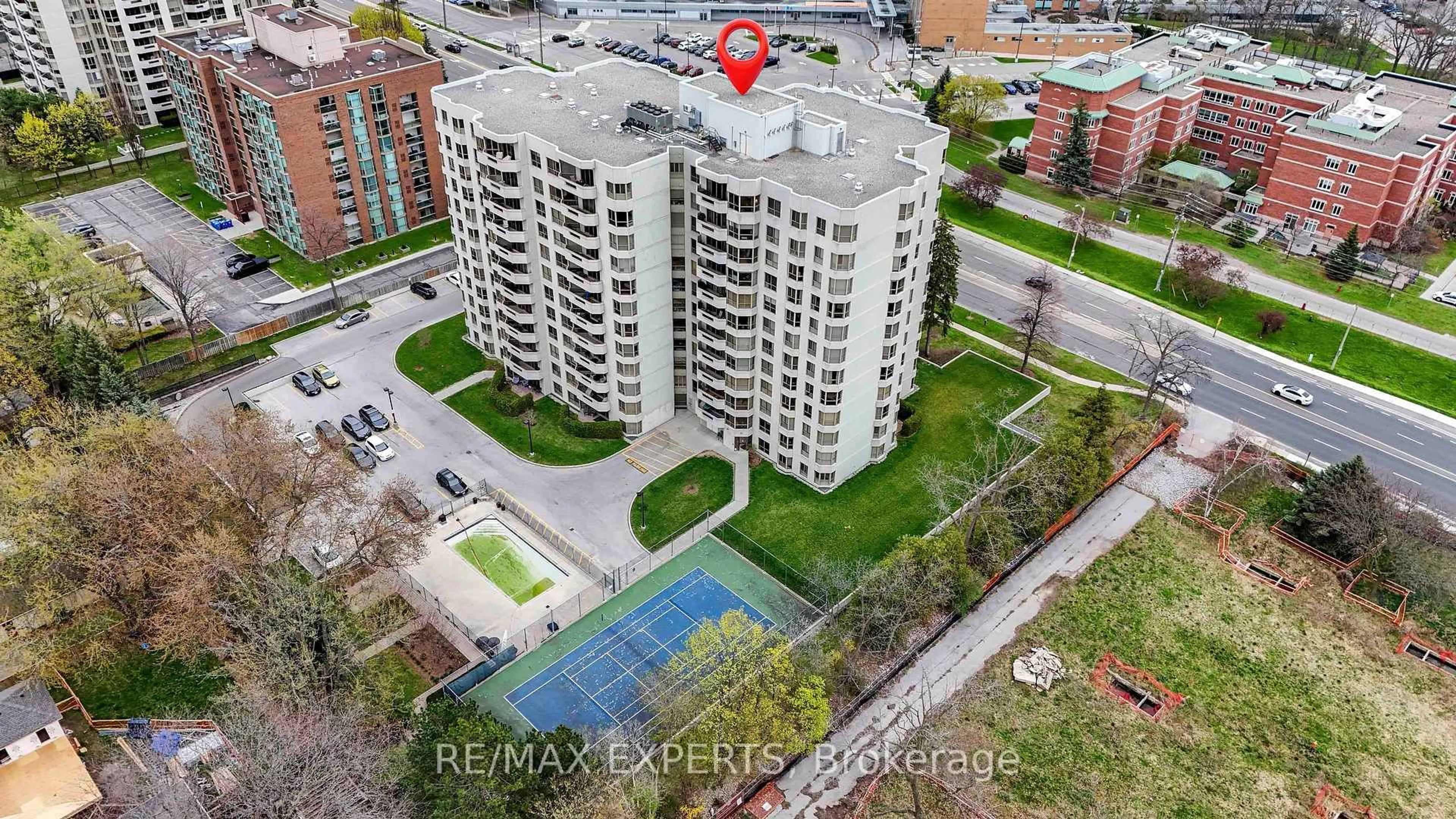 A pic from outside/outdoor area/front of a property/back of a property/a pic from drone, city buildings view from balcony for 1201 North Shore Blvd #809, Burlington Ontario L7S 1Z5
