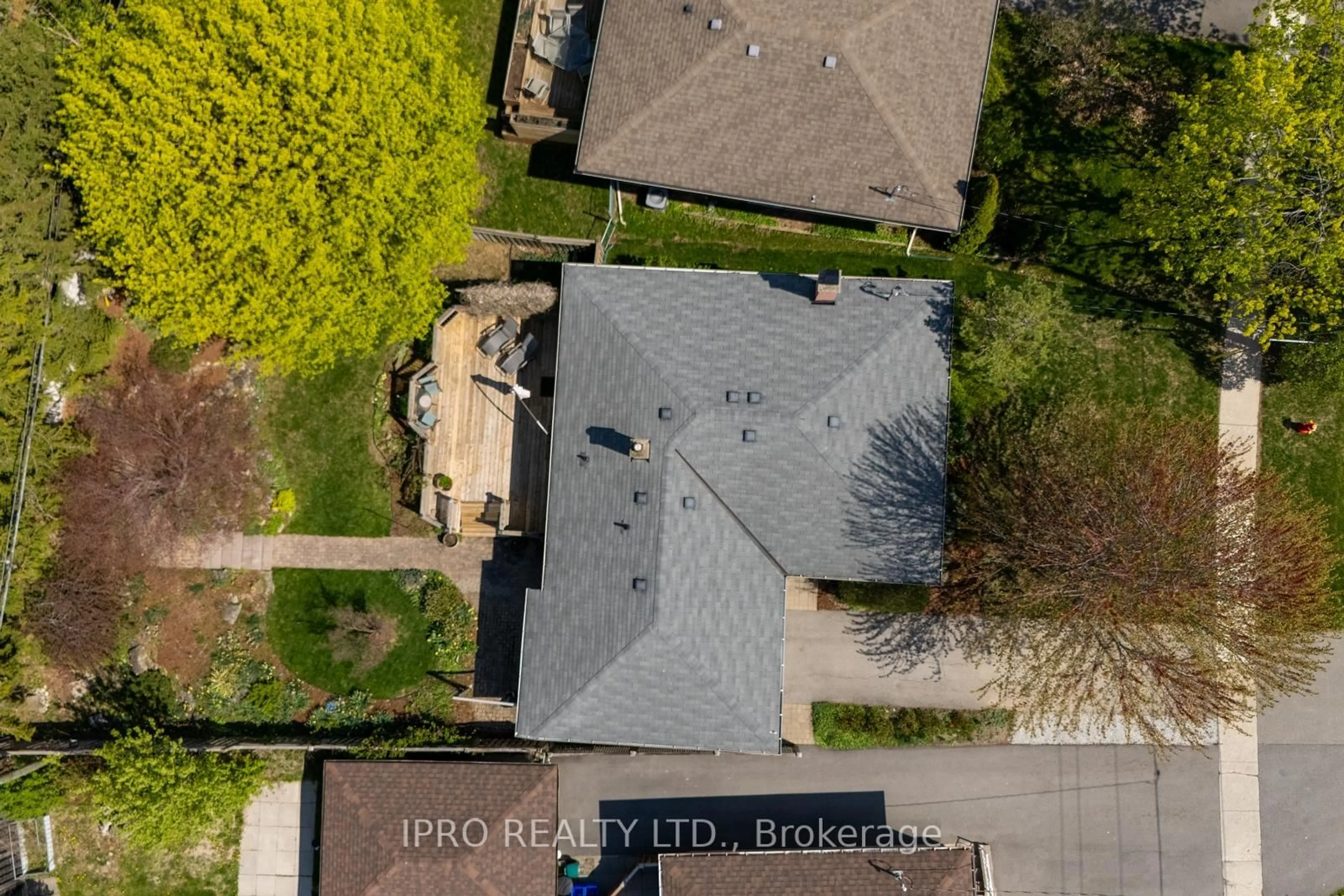 A pic from outside/outdoor area/front of a property/back of a property/a pic from drone, street for 107 Prince Charles Dr, Halton Hills Ontario L7G 3V5