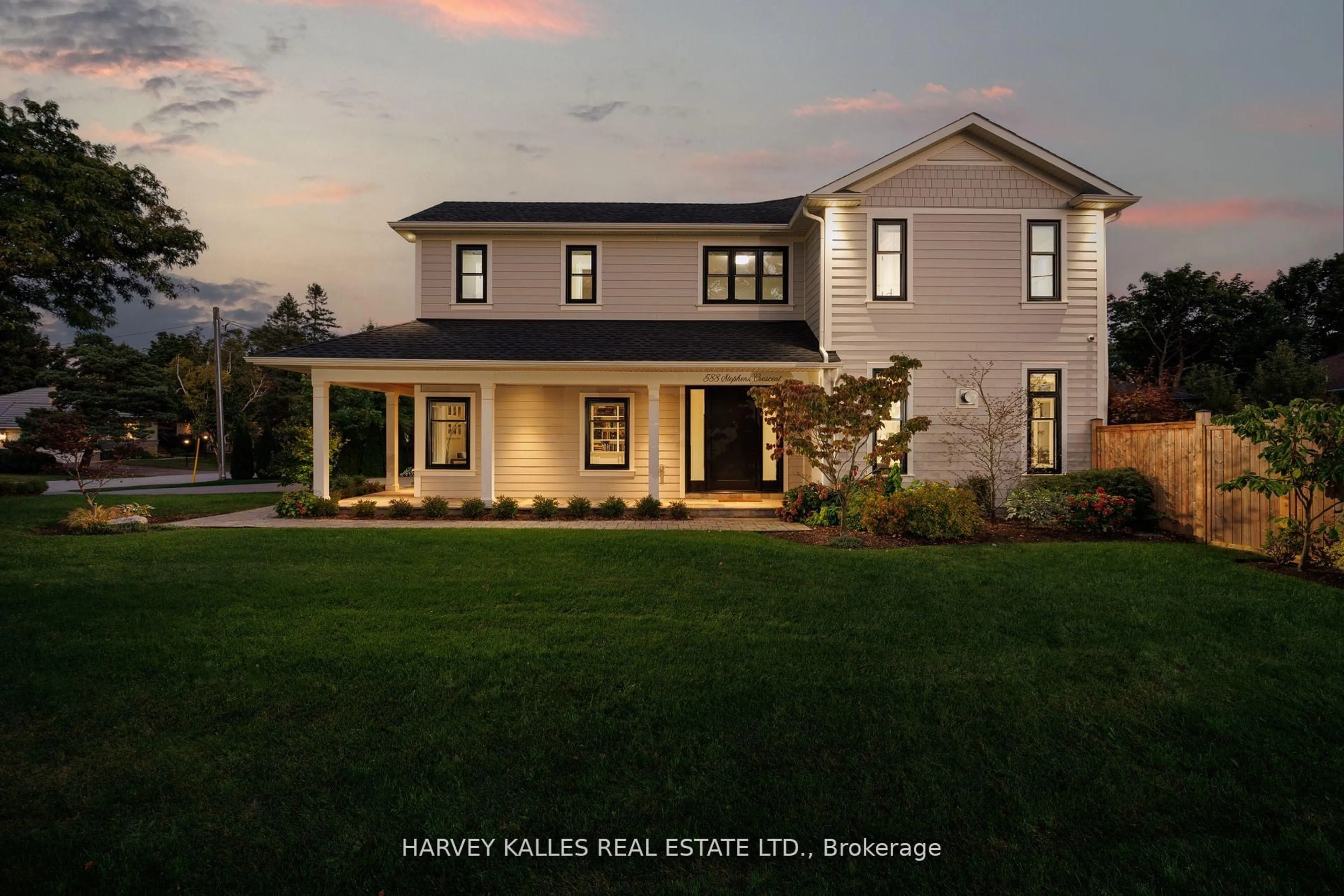 Home with vinyl exterior material, unknown for 588 Stephens Cres, Oakville Ontario L6K 1Y3