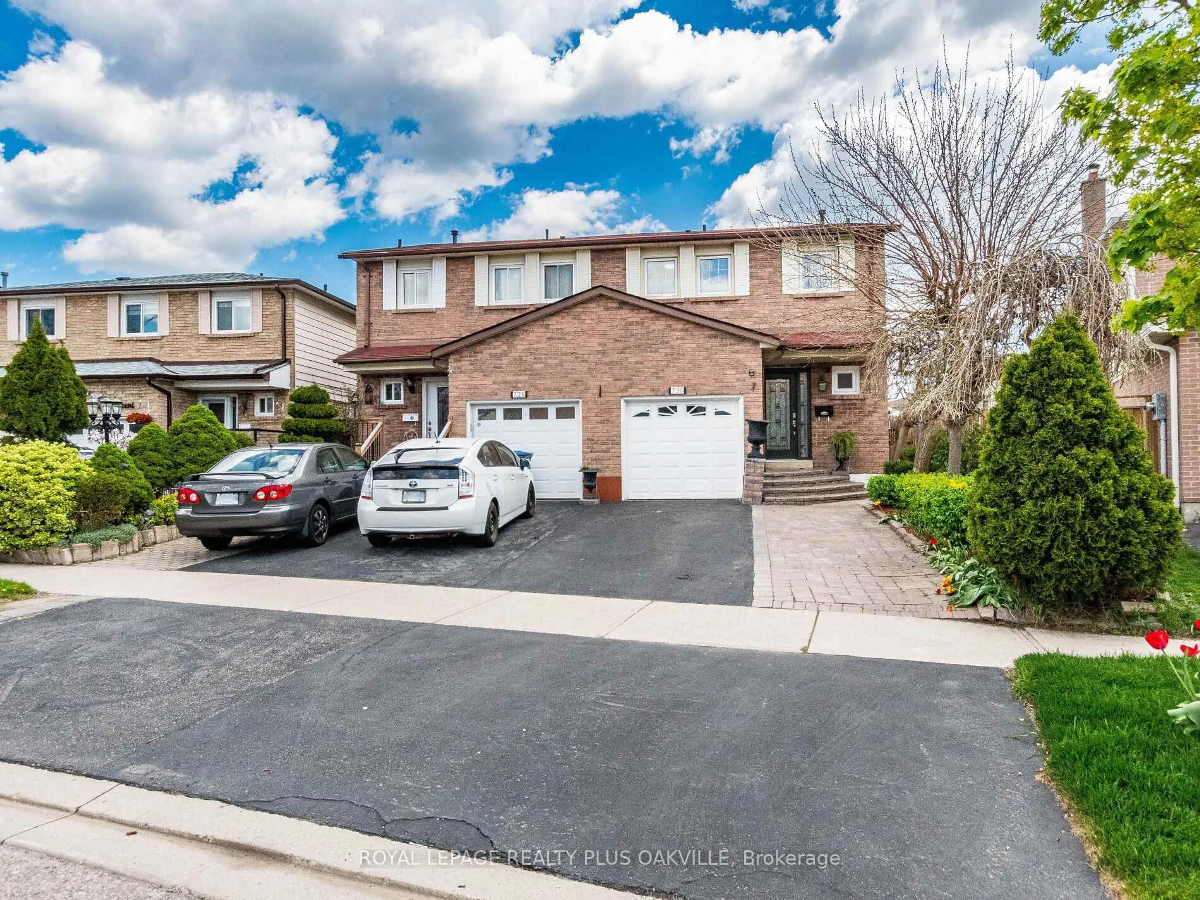 A pic from outside/outdoor area/front of a property/back of a property/a pic from drone, street for 730 Galloway Cres, Mississauga Ontario L5C 3W1