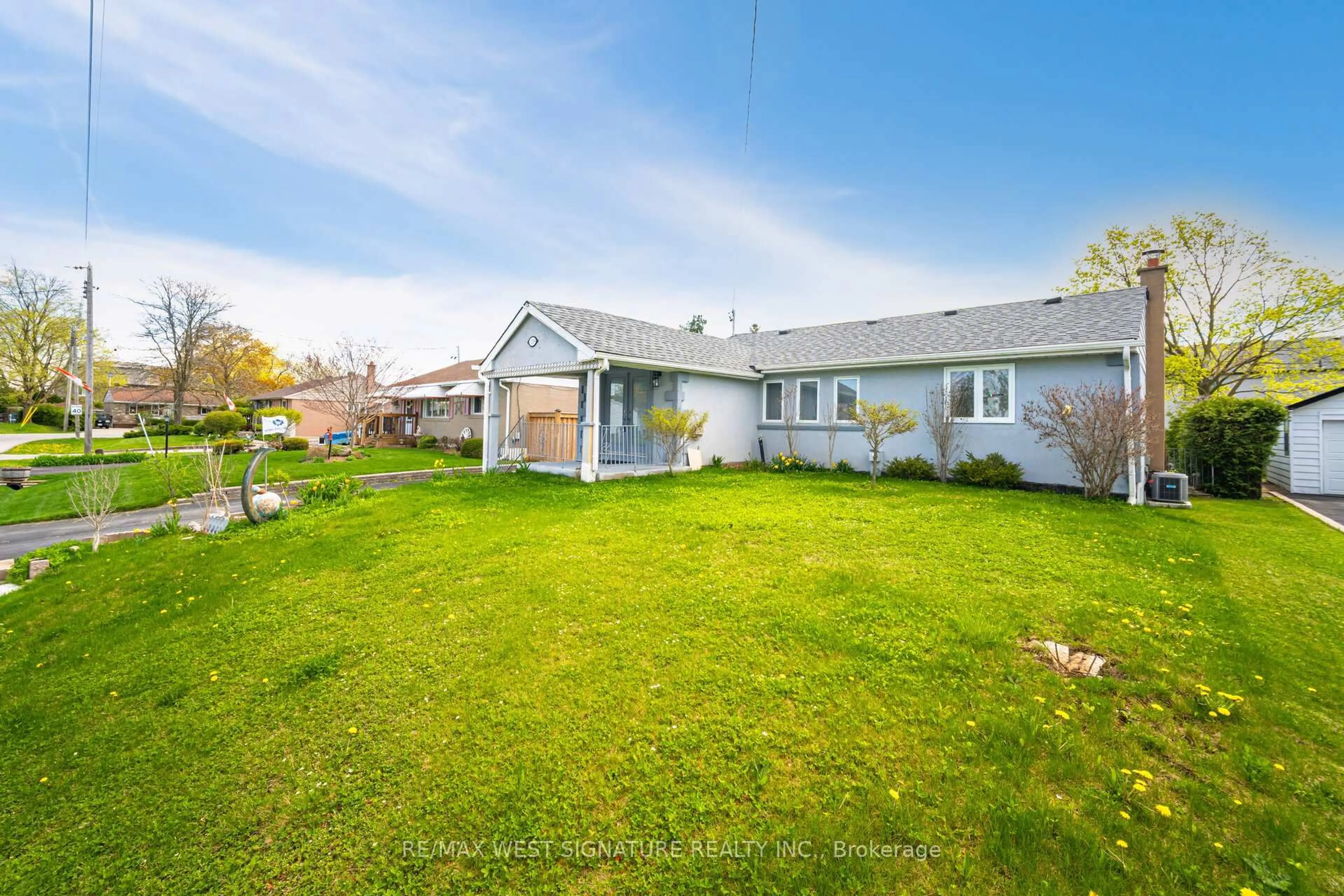A pic from outside/outdoor area/front of a property/back of a property/a pic from drone, street for 118 Martha Cres, Caledon Ontario L7E 4X4