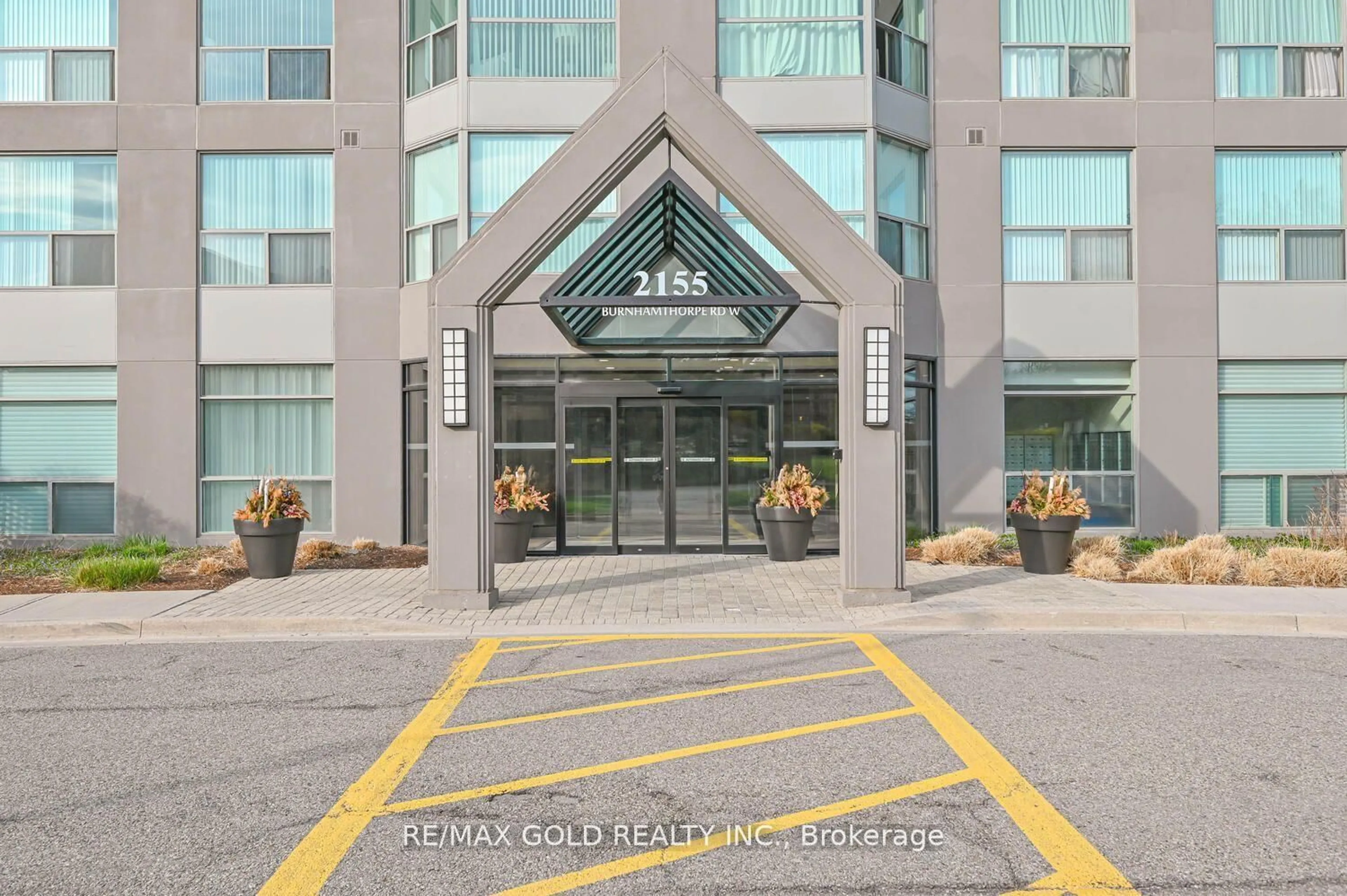 Indoor foyer for 2155 Burnhamthorpe Rd #705, Mississauga Ontario L5L 5P4