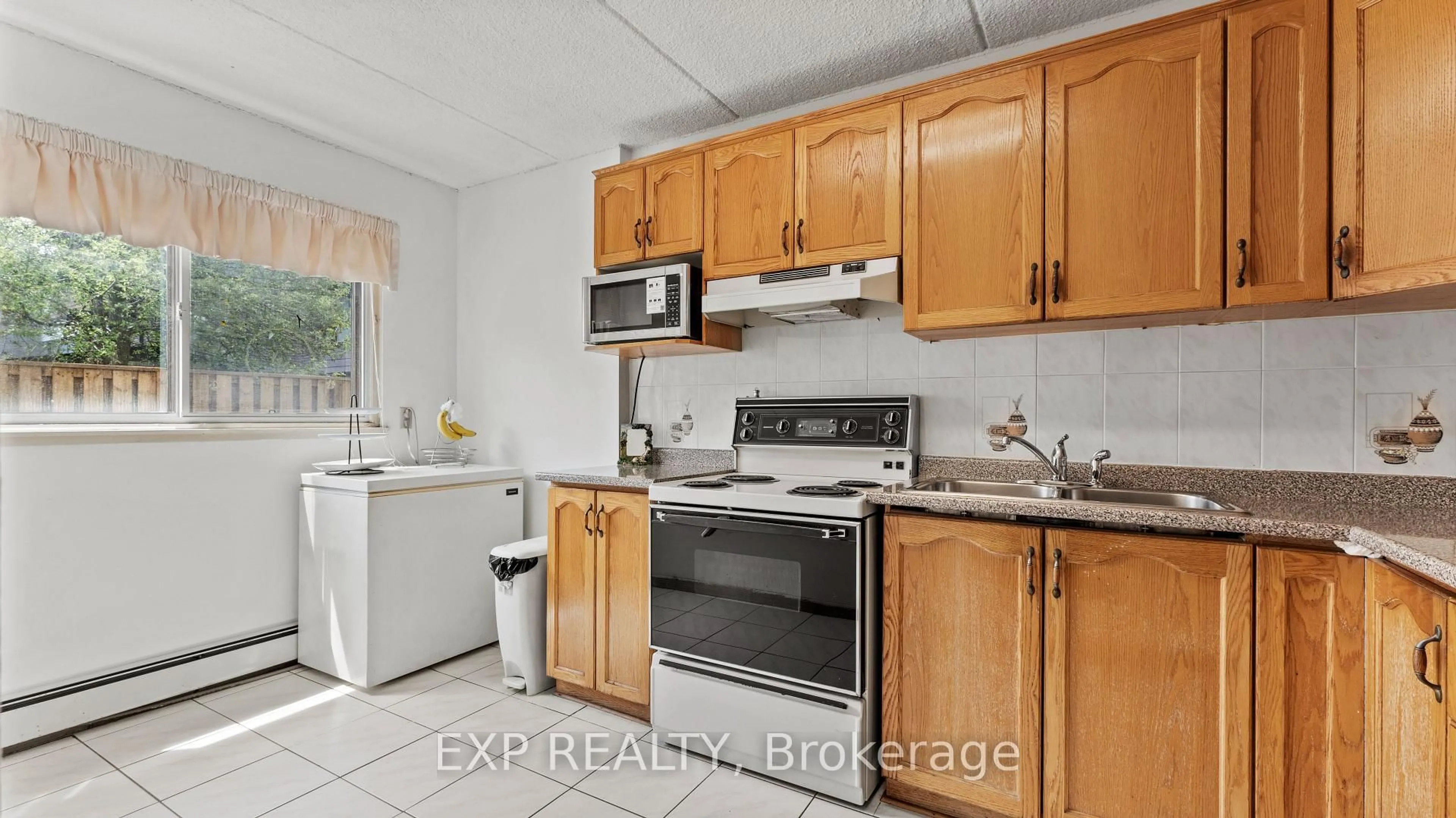 Standard kitchen, ceramic/tile floor for 180 Mississ Vly Blvd #160, Mississauga Ontario L5M 3M2