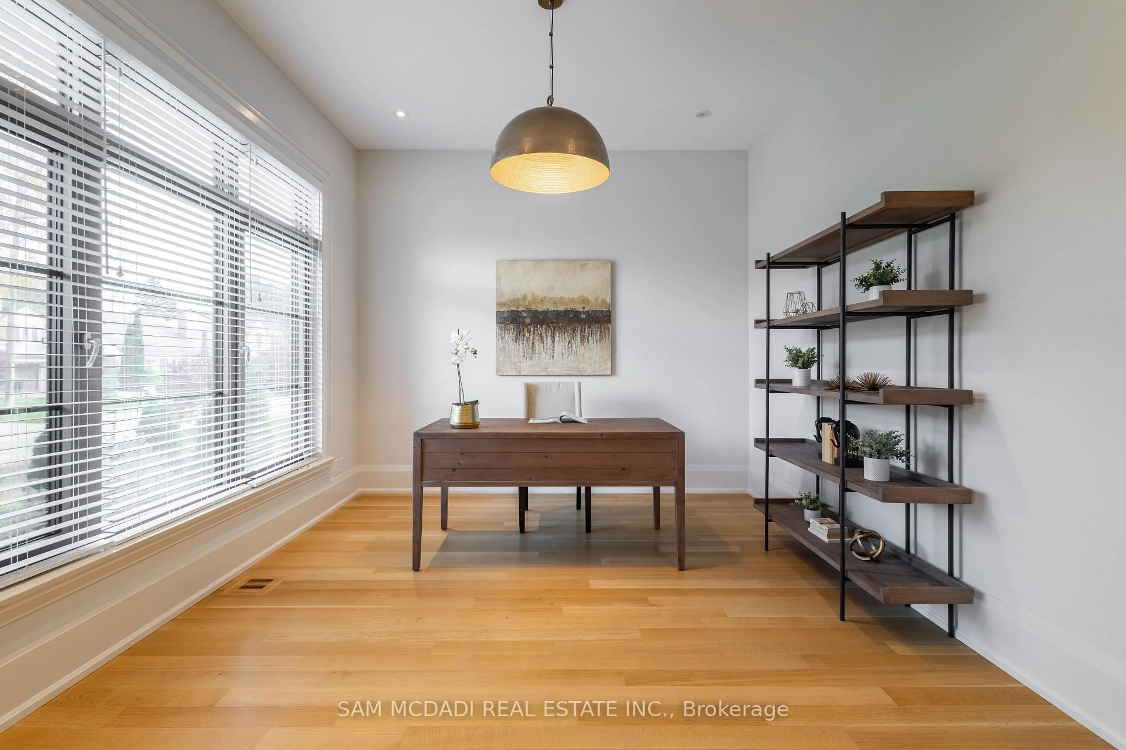 Indoor entryway for 1456 Applewood Rd, Mississauga Ontario L5E 2M1