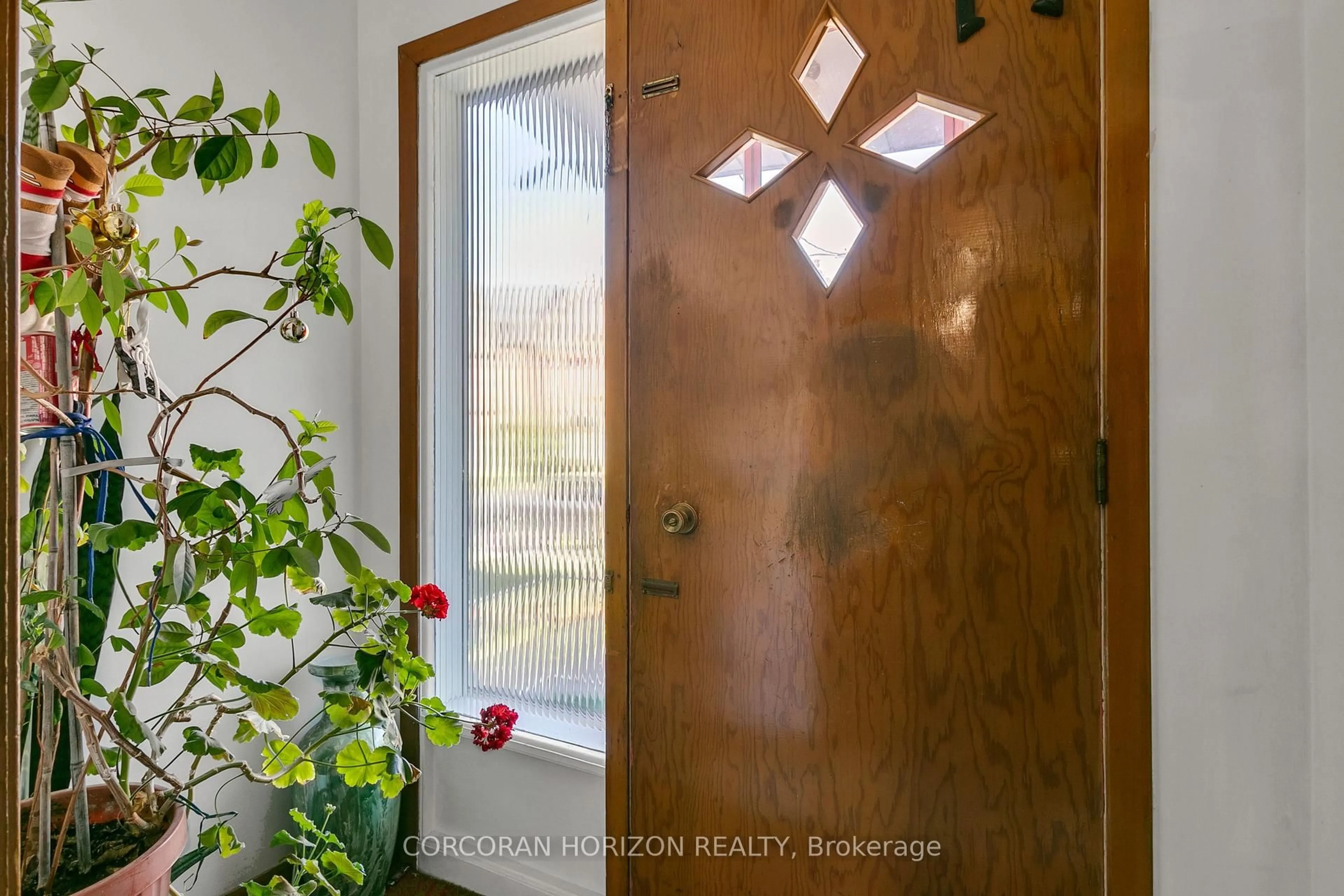 Indoor entryway for 46 Macdonell Ave, Toronto Ontario M6R 2A2