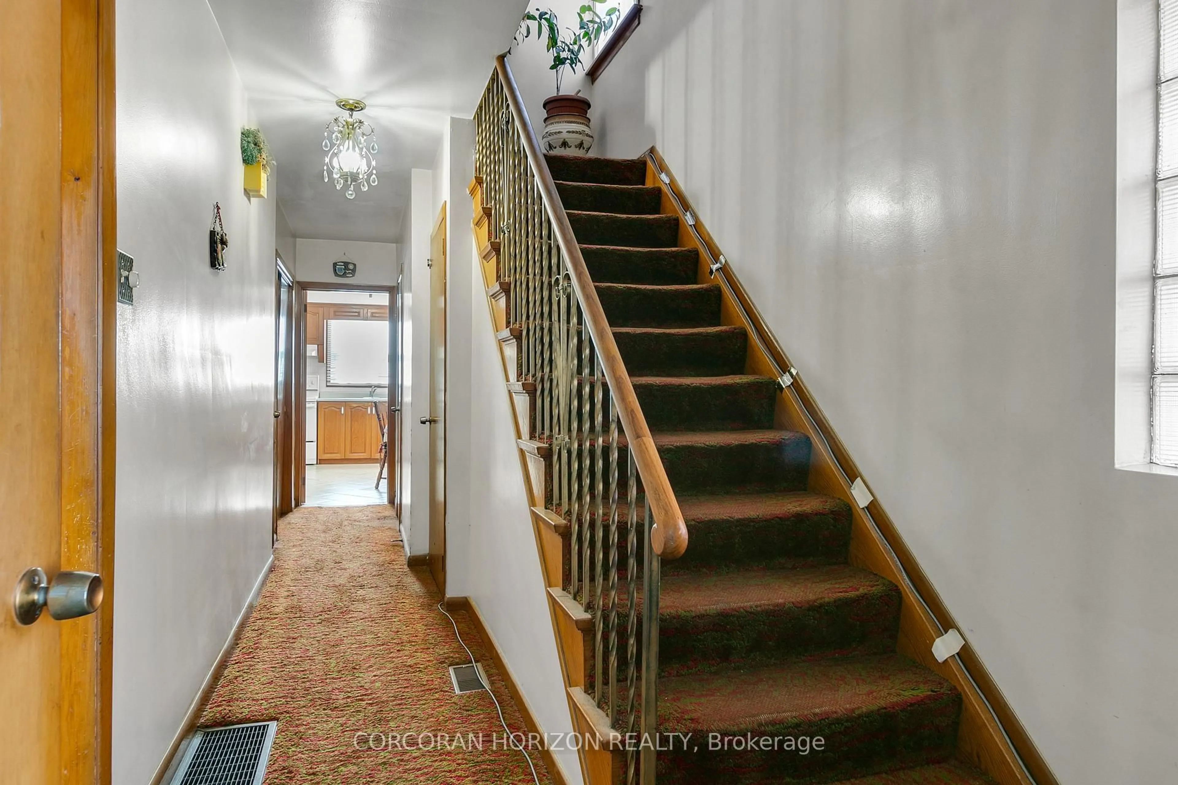 Indoor foyer for 46 Macdonell Ave, Toronto Ontario M6R 2A2