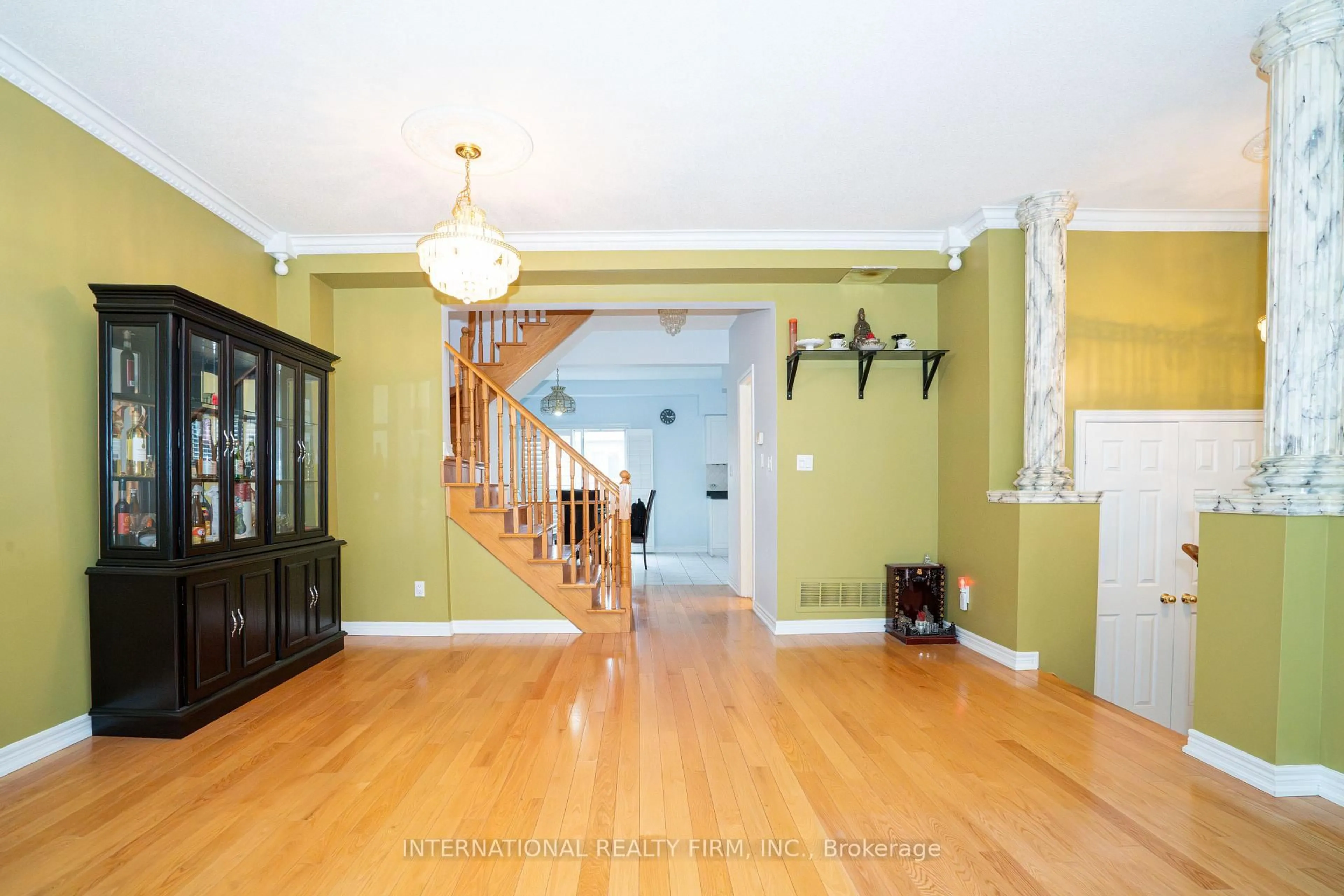 Indoor foyer for 8 Margaret Rose Crt, Toronto Ontario M9N 3Y6