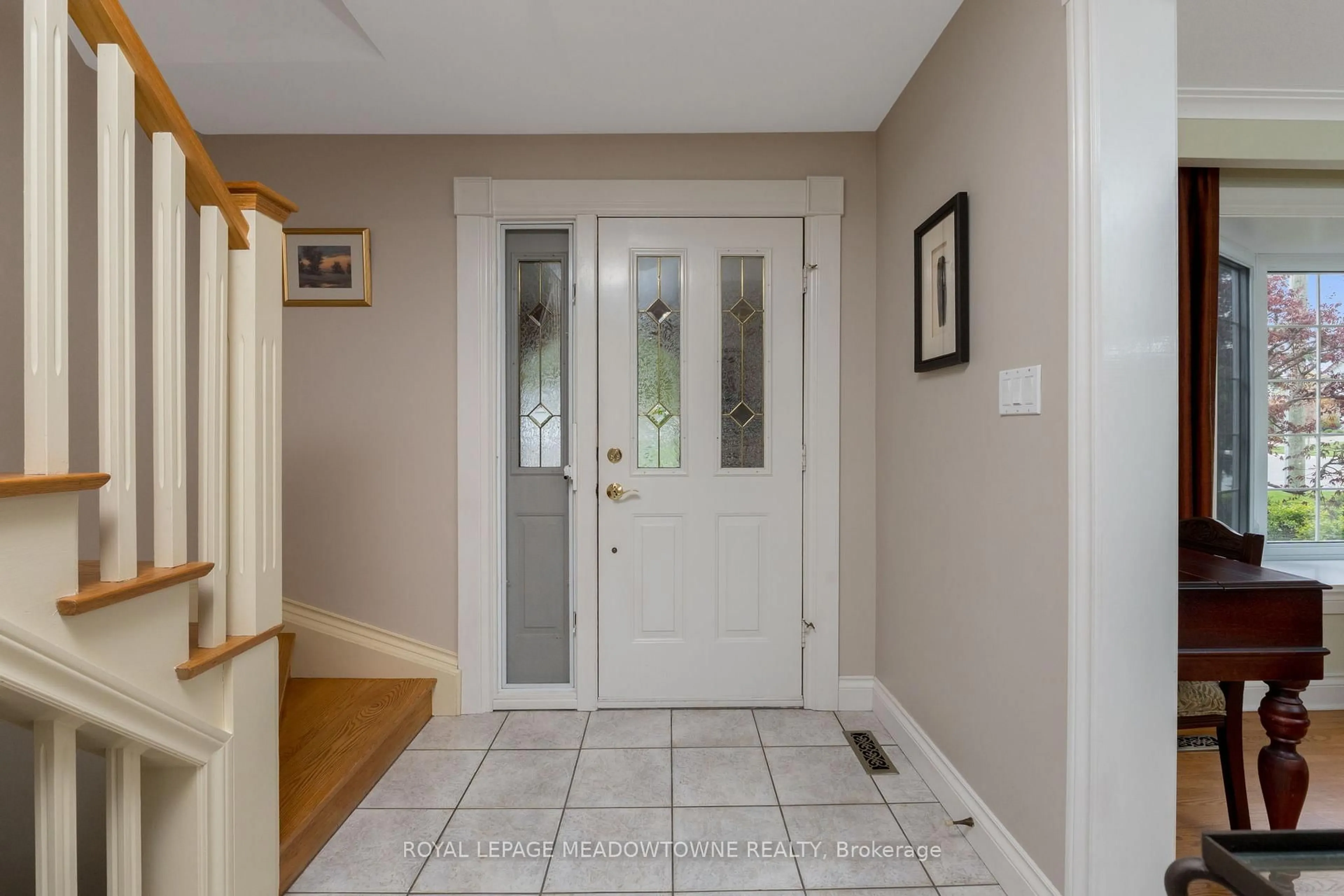 Indoor entryway for 154 Rexway Dr, Halton Hills Ontario L7G 1R9