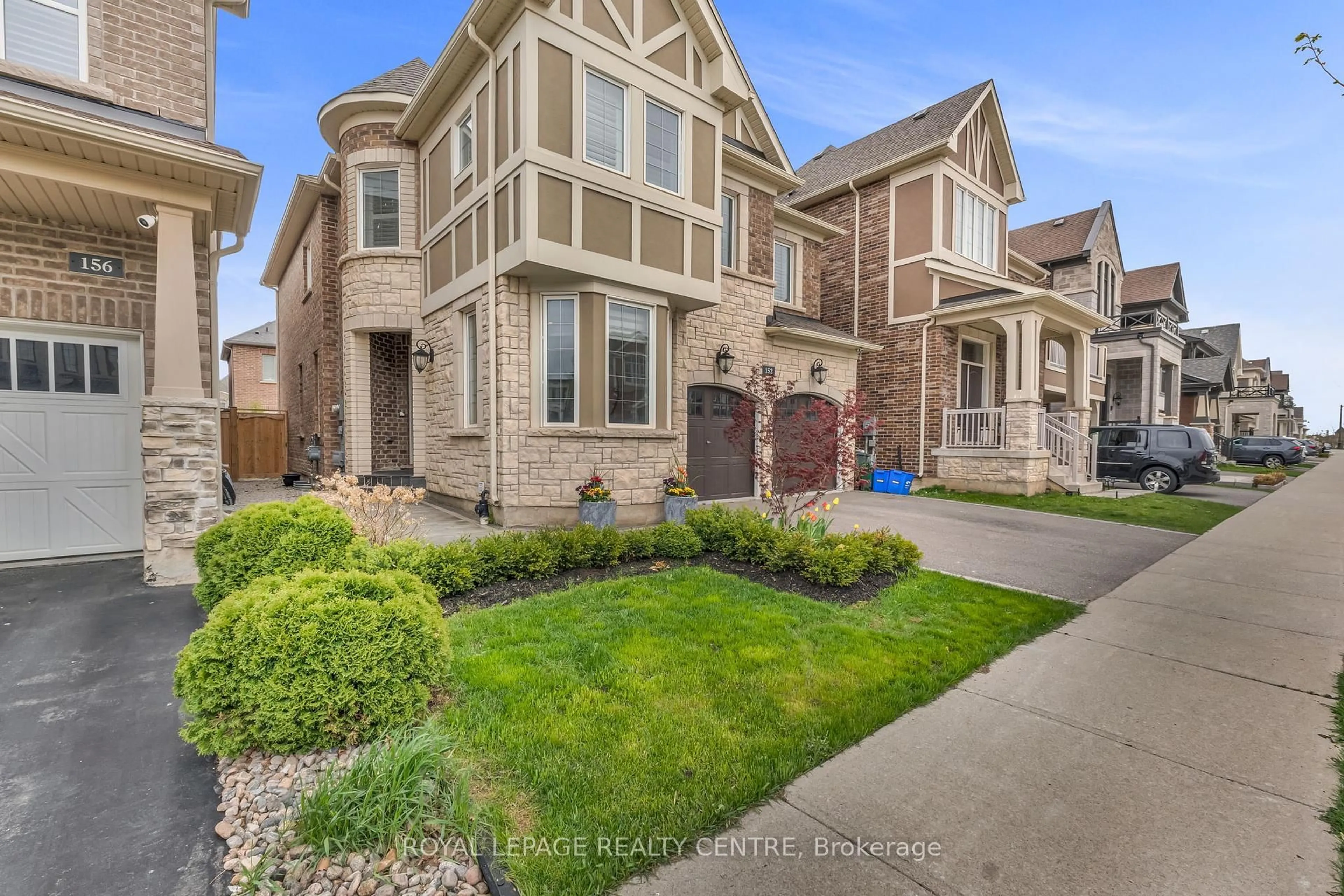 Home with brick exterior material, street for 152 Wheat Boom Dr, Oakville Ontario L6H 0M8