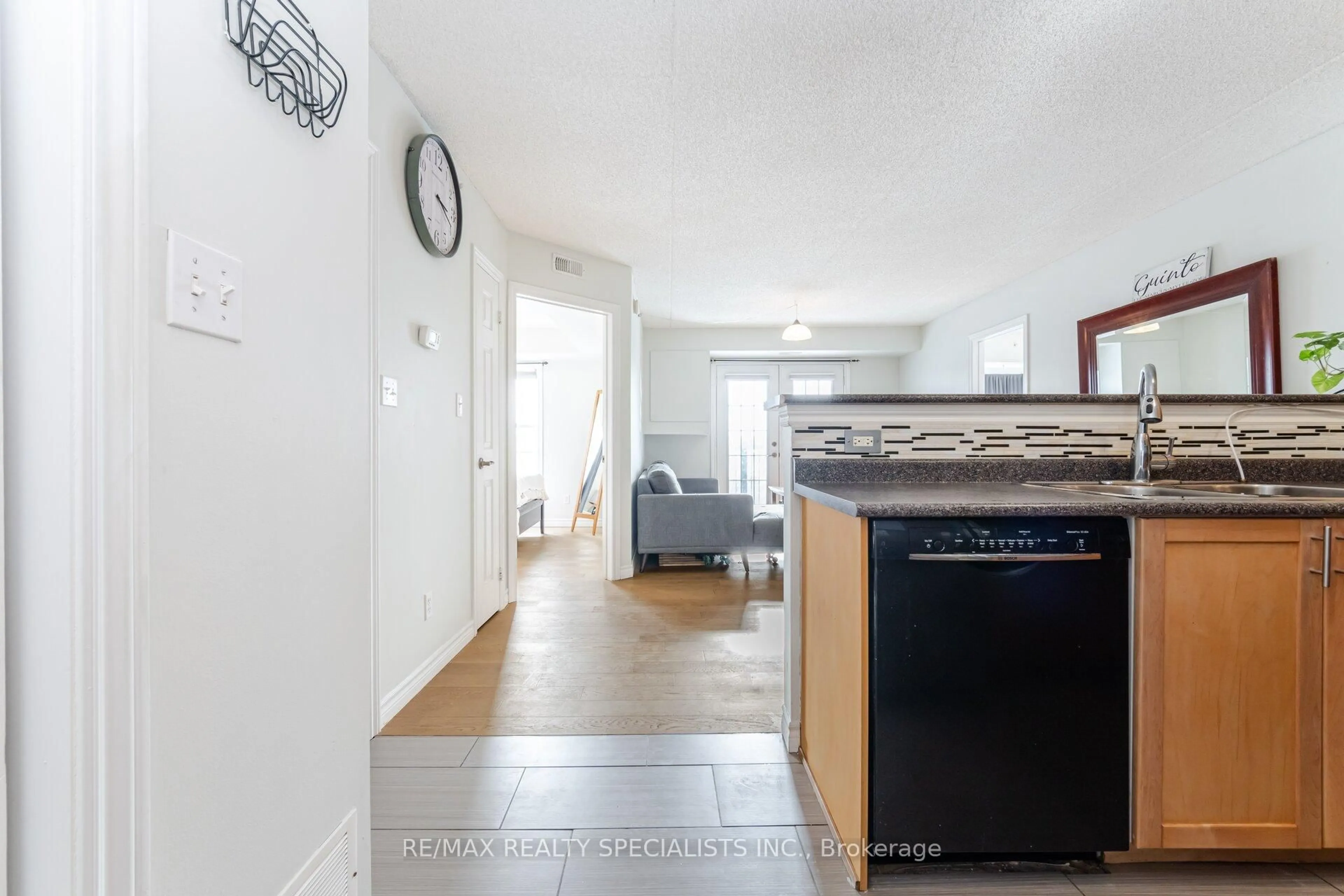 Indoor foyer for 2035 Appleby Line #303, Burlington Ontario L7L 7G8